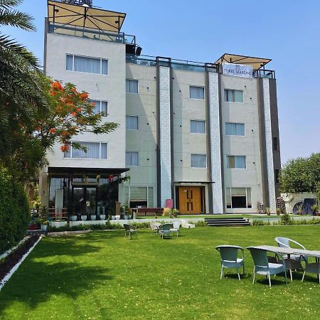 Vrindāvan Hotel Three Seasons מראה חיצוני תמונה