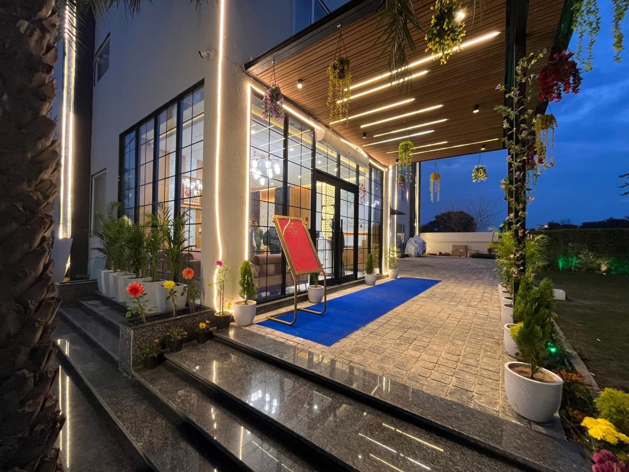 Vrindāvan Hotel Three Seasons מראה חיצוני תמונה