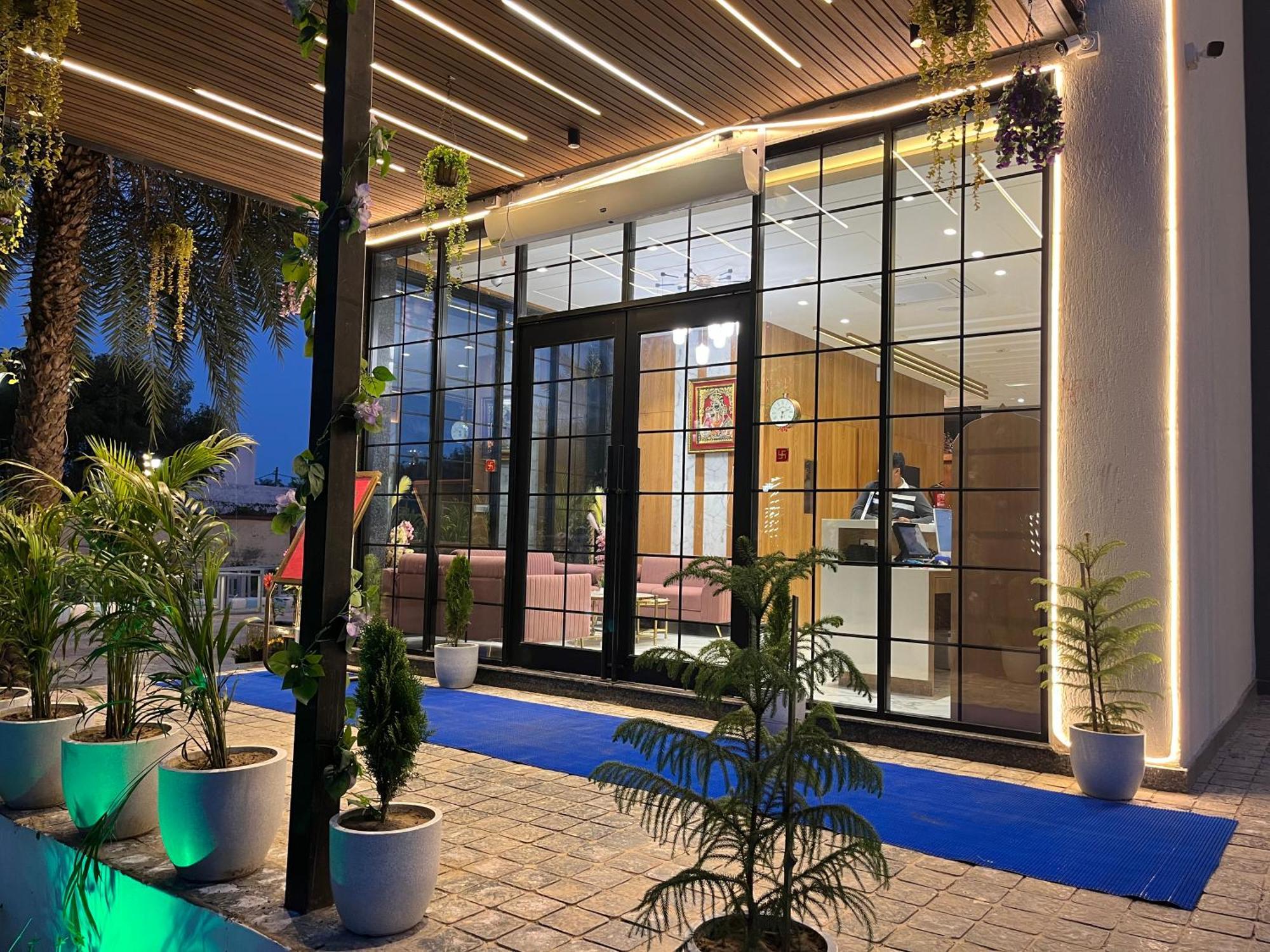 Vrindāvan Hotel Three Seasons מראה חיצוני תמונה