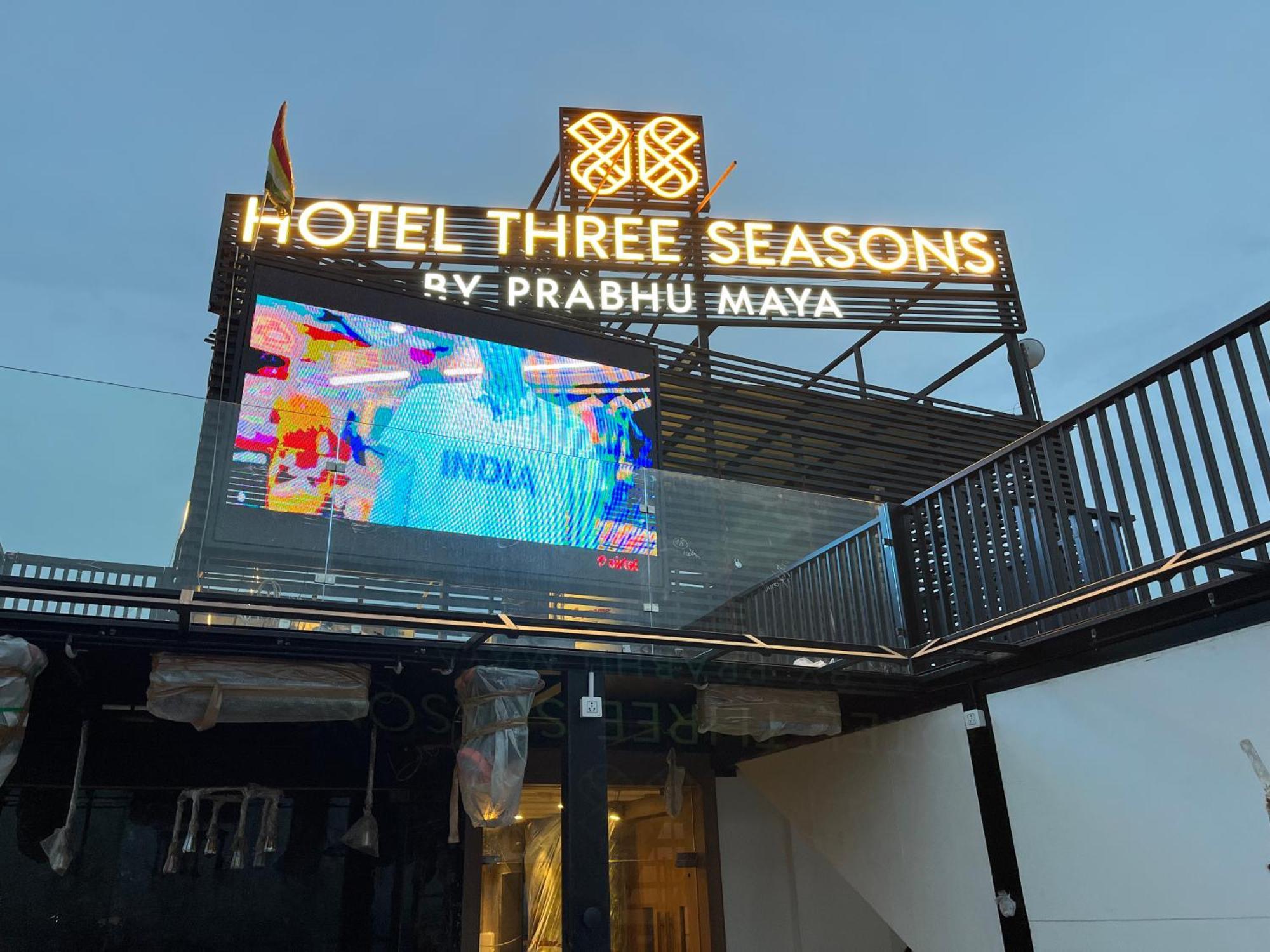 Vrindāvan Hotel Three Seasons מראה חיצוני תמונה