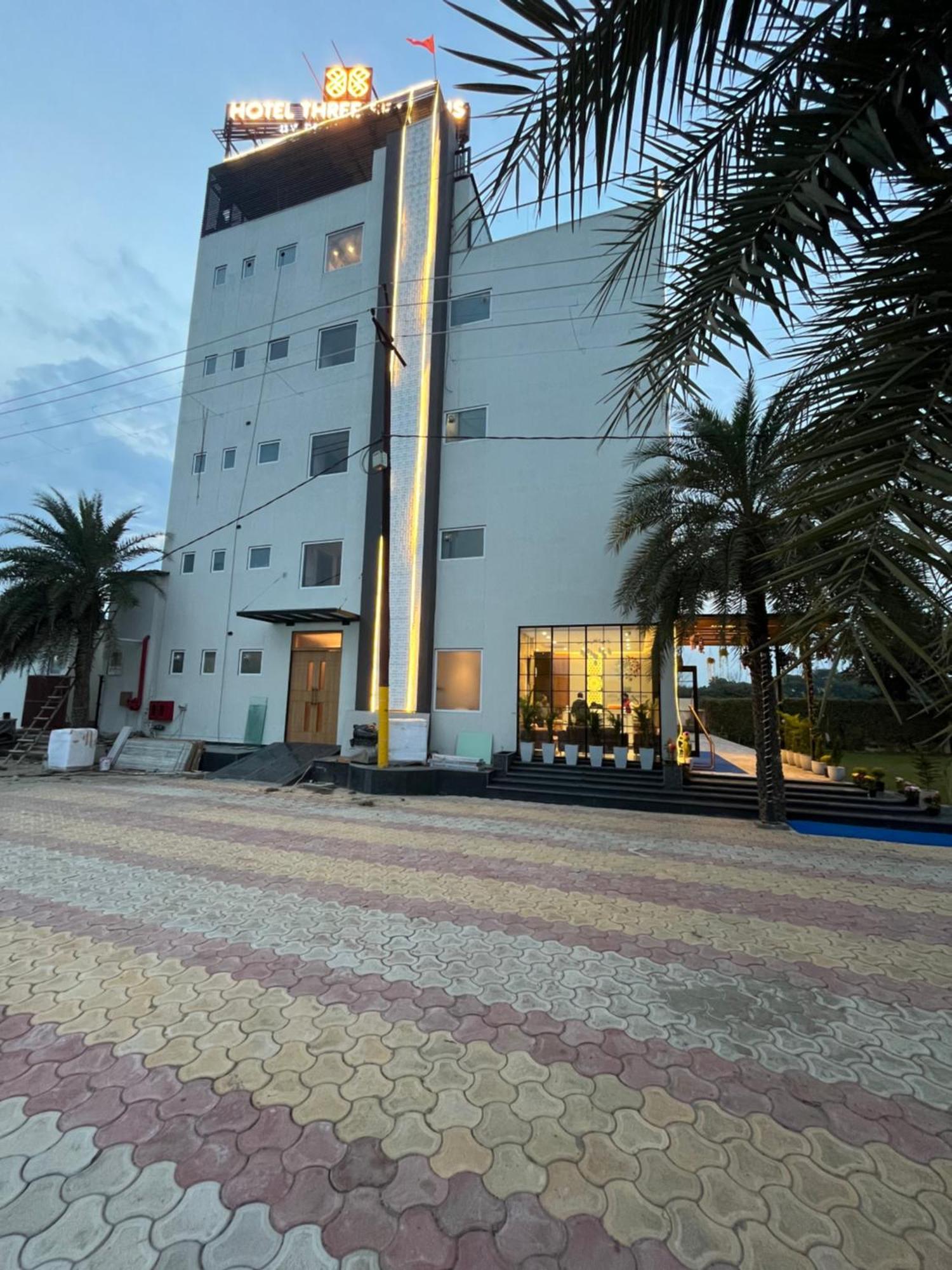 Vrindāvan Hotel Three Seasons מראה חיצוני תמונה