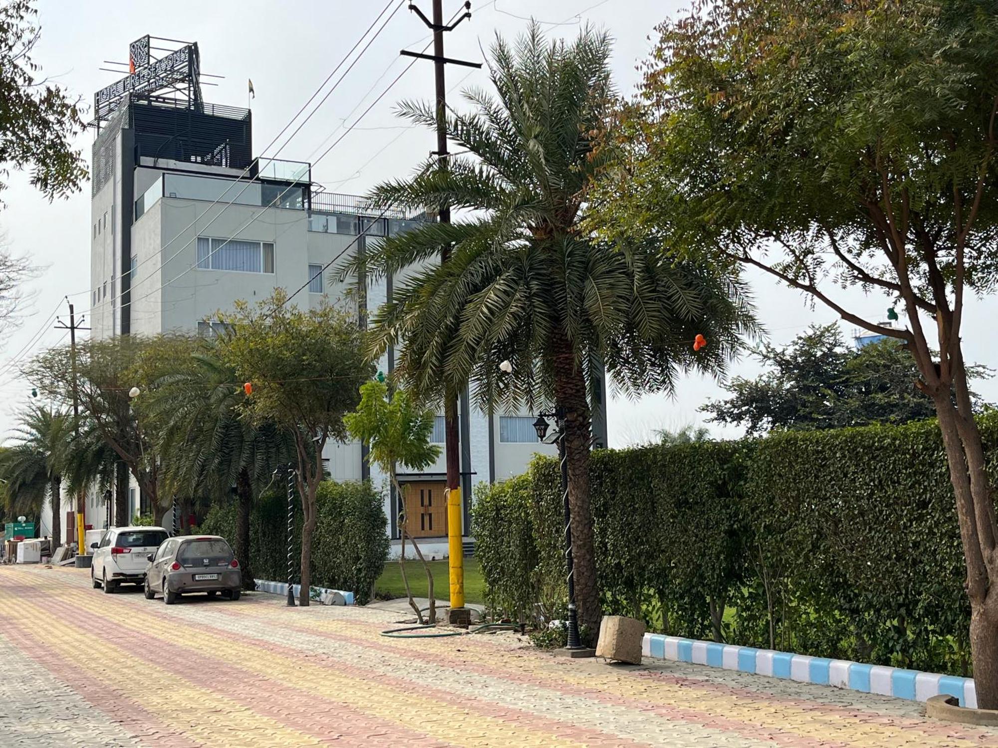 Vrindāvan Hotel Three Seasons מראה חיצוני תמונה