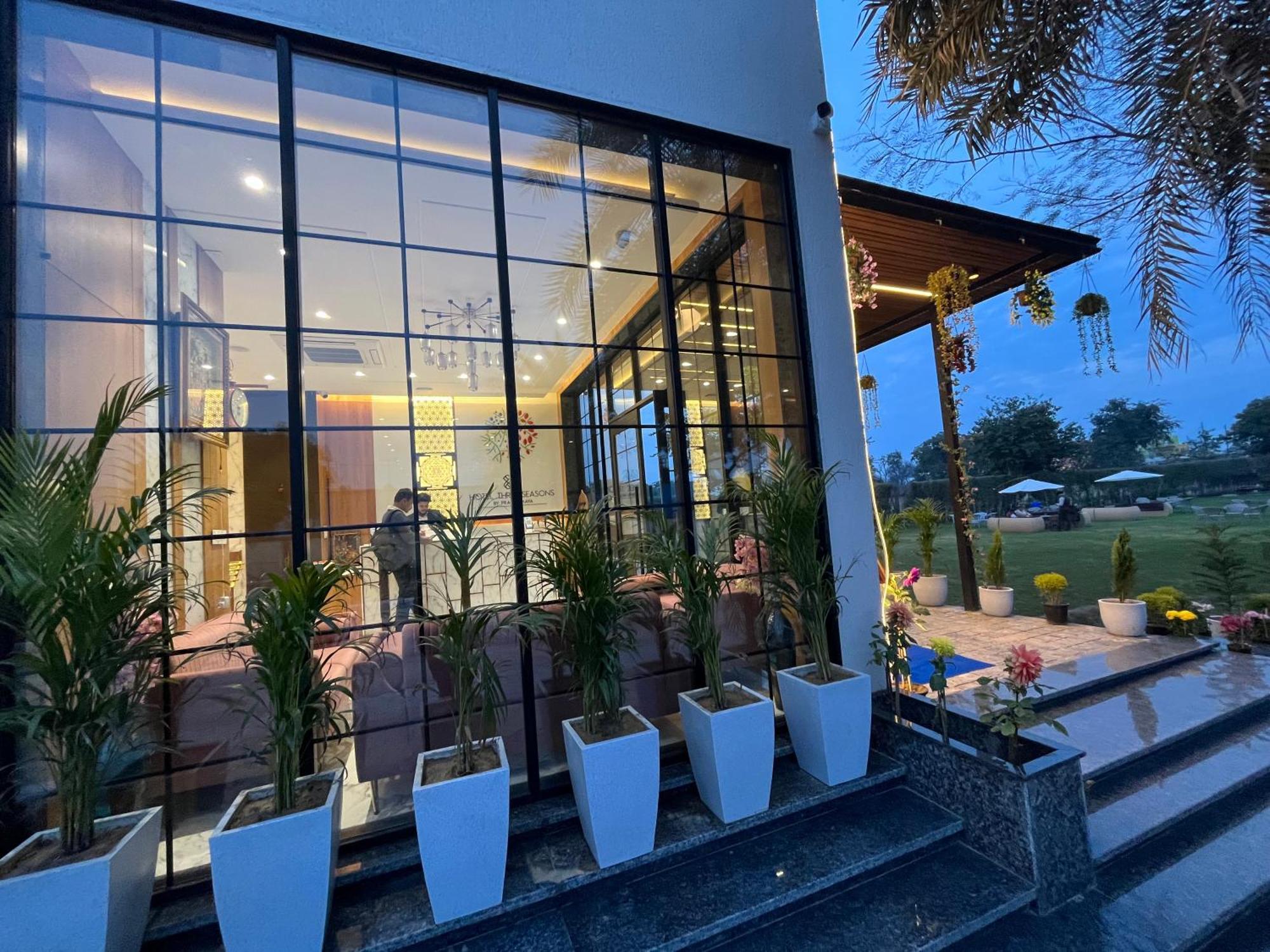 Vrindāvan Hotel Three Seasons מראה חיצוני תמונה