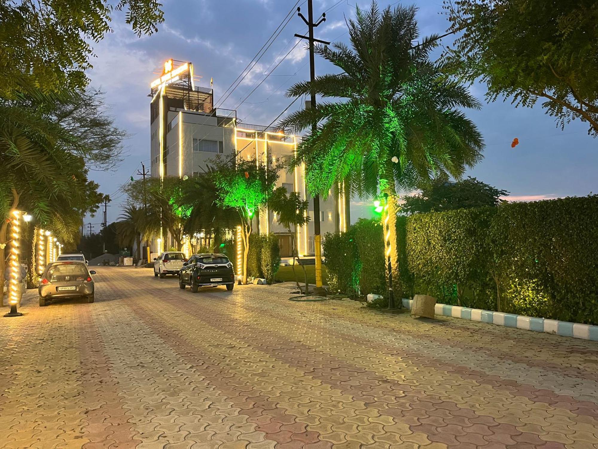 Vrindāvan Hotel Three Seasons מראה חיצוני תמונה