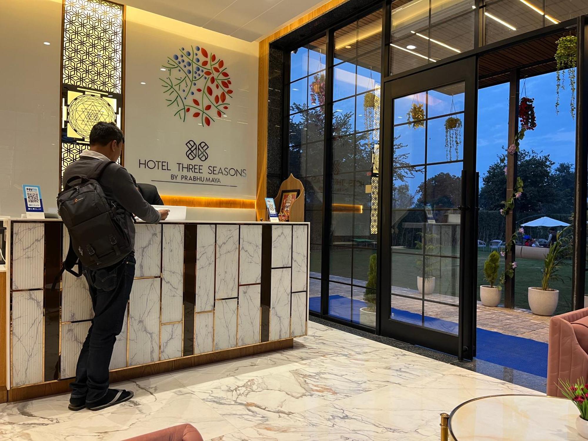 Vrindāvan Hotel Three Seasons מראה חיצוני תמונה