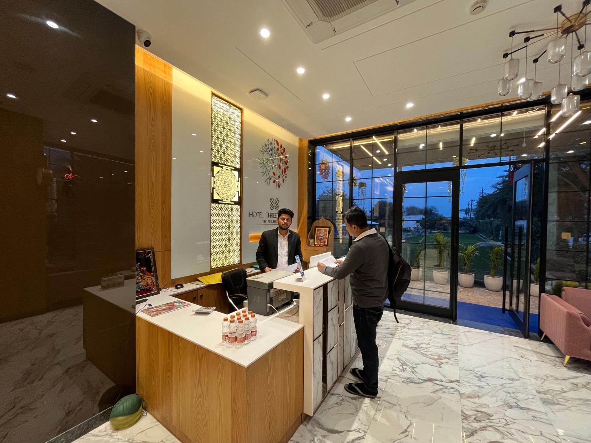 Vrindāvan Hotel Three Seasons מראה חיצוני תמונה
