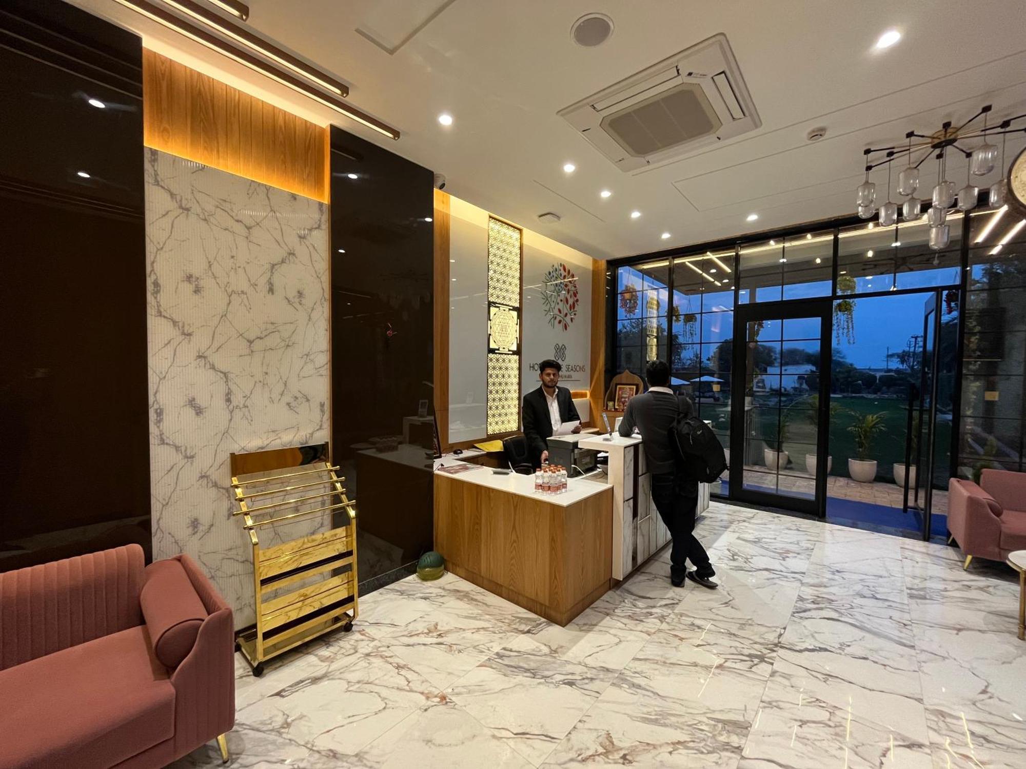 Vrindāvan Hotel Three Seasons מראה חיצוני תמונה