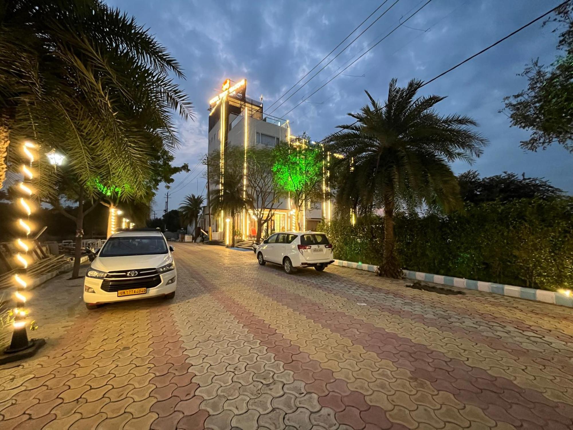 Vrindāvan Hotel Three Seasons מראה חיצוני תמונה