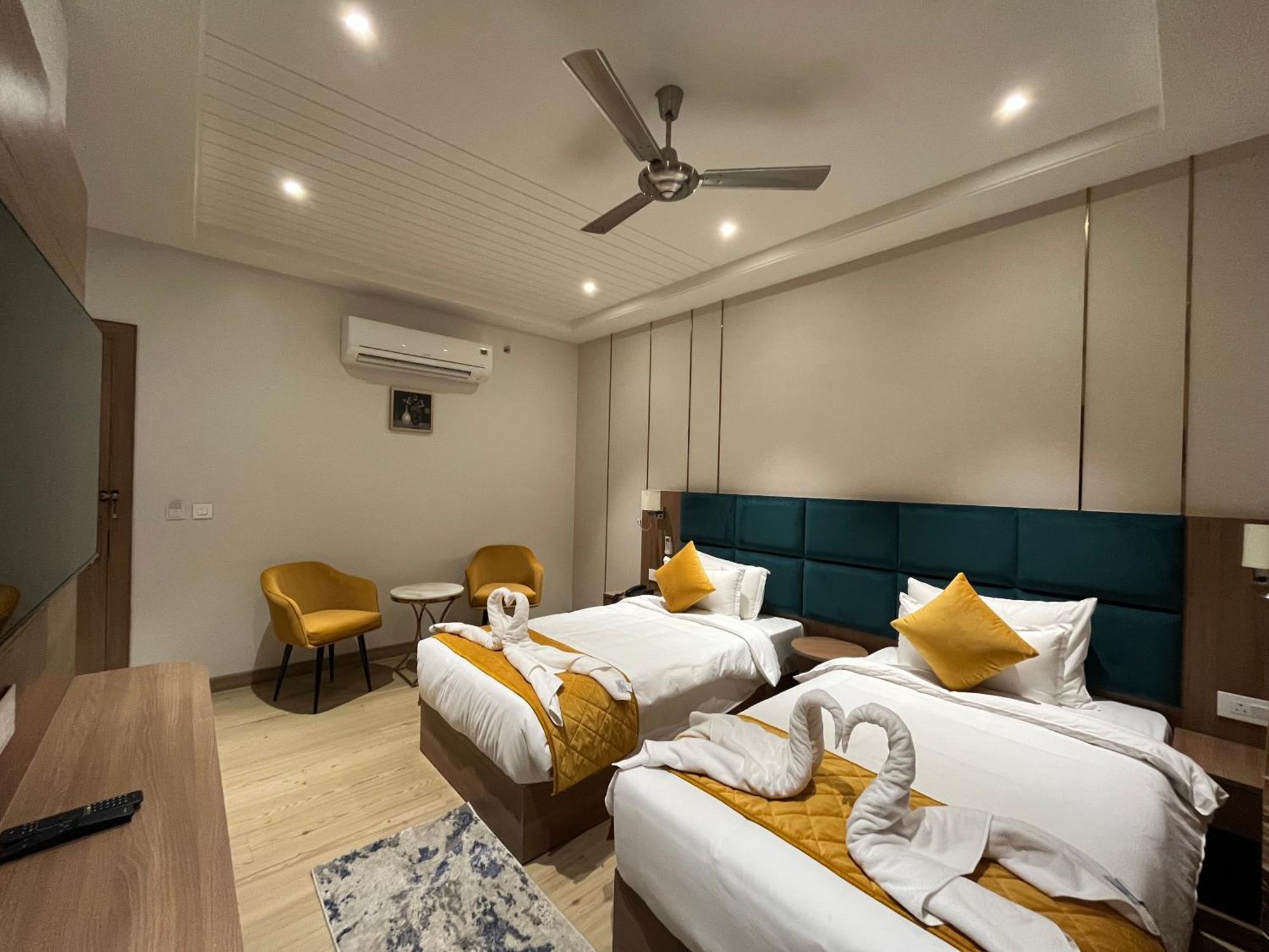 Vrindāvan Hotel Three Seasons מראה חיצוני תמונה