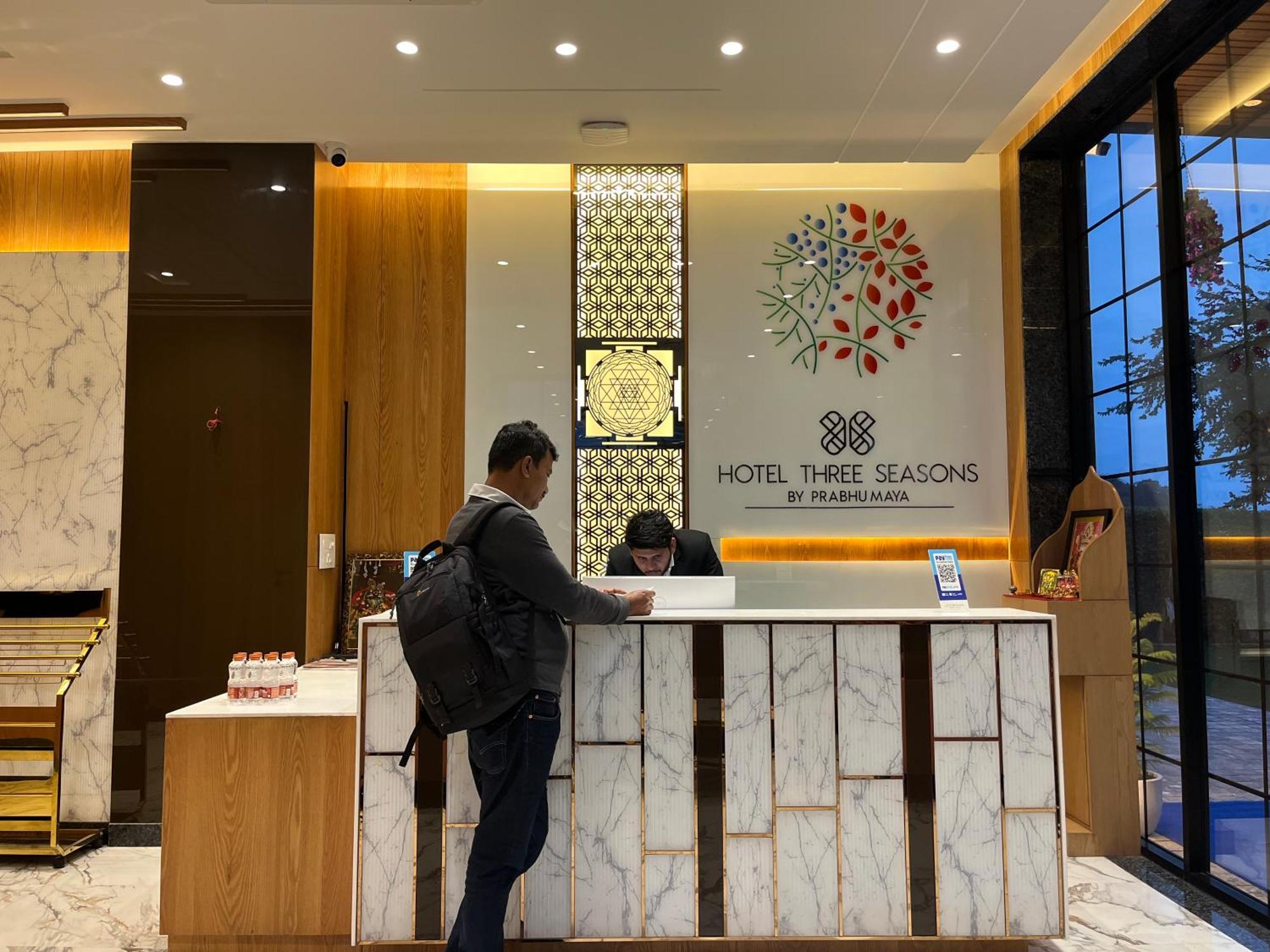 Vrindāvan Hotel Three Seasons מראה חיצוני תמונה