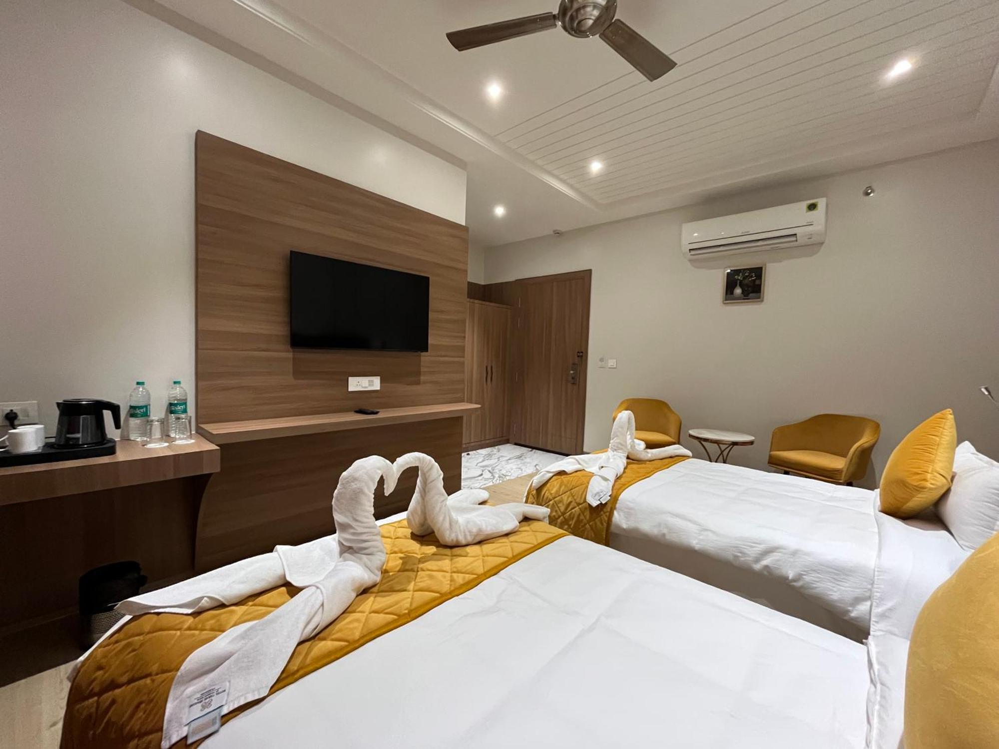 Vrindāvan Hotel Three Seasons מראה חיצוני תמונה
