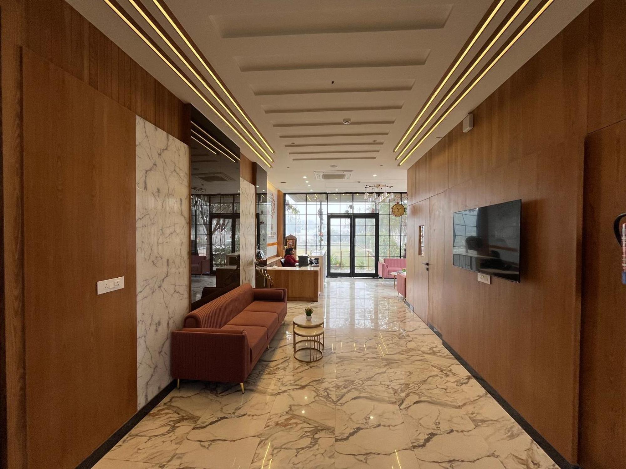Vrindāvan Hotel Three Seasons מראה חיצוני תמונה