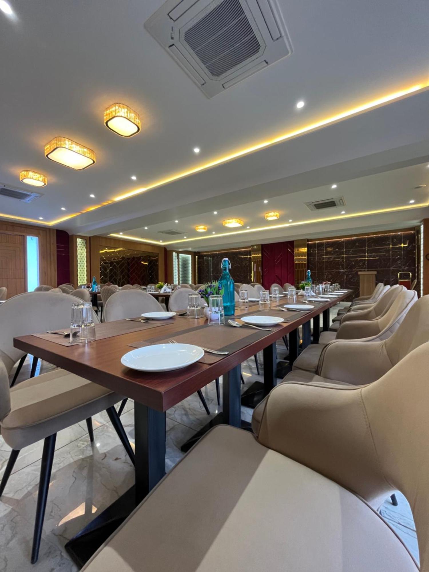 Vrindāvan Hotel Three Seasons מראה חיצוני תמונה