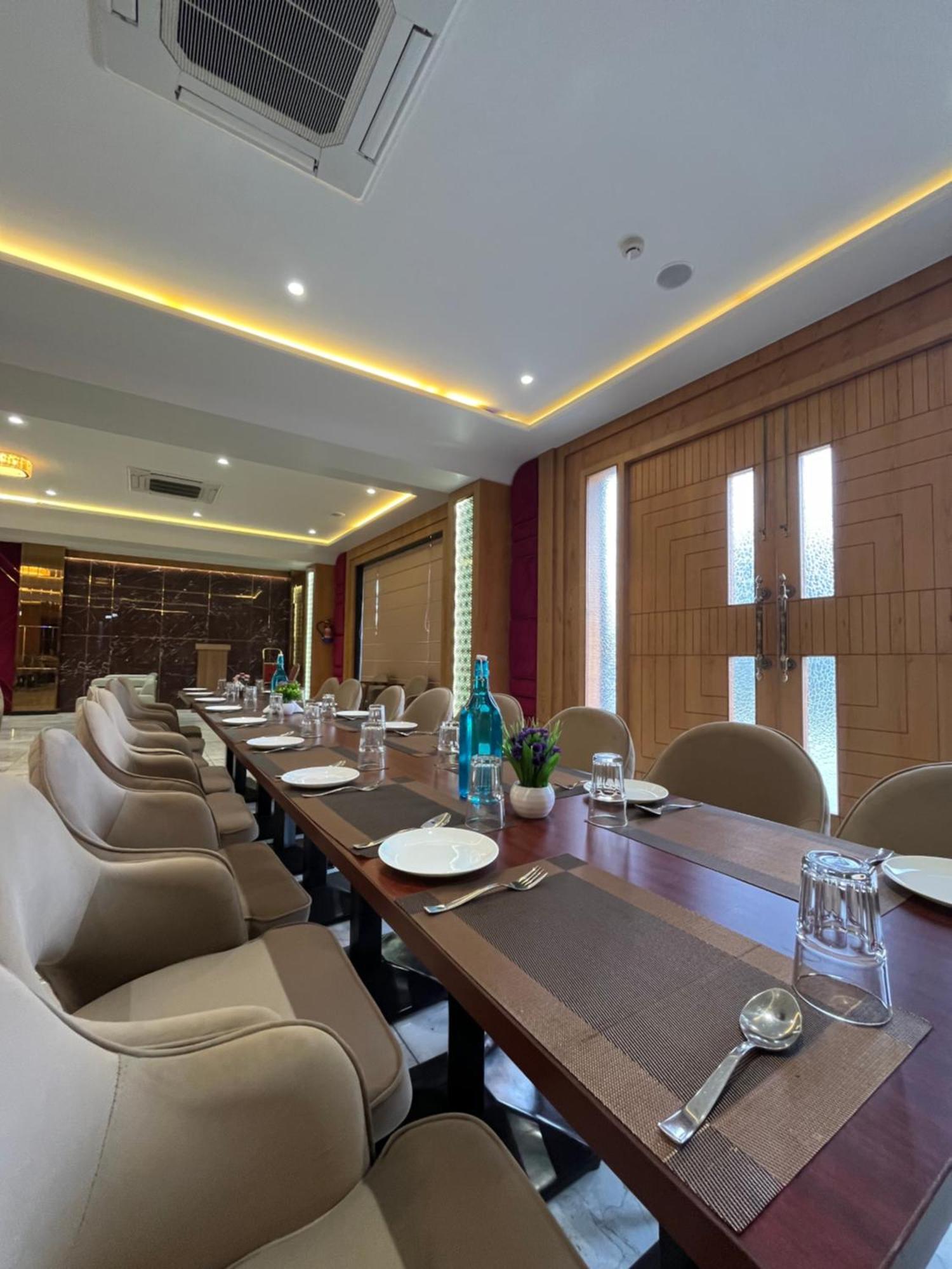 Vrindāvan Hotel Three Seasons מראה חיצוני תמונה