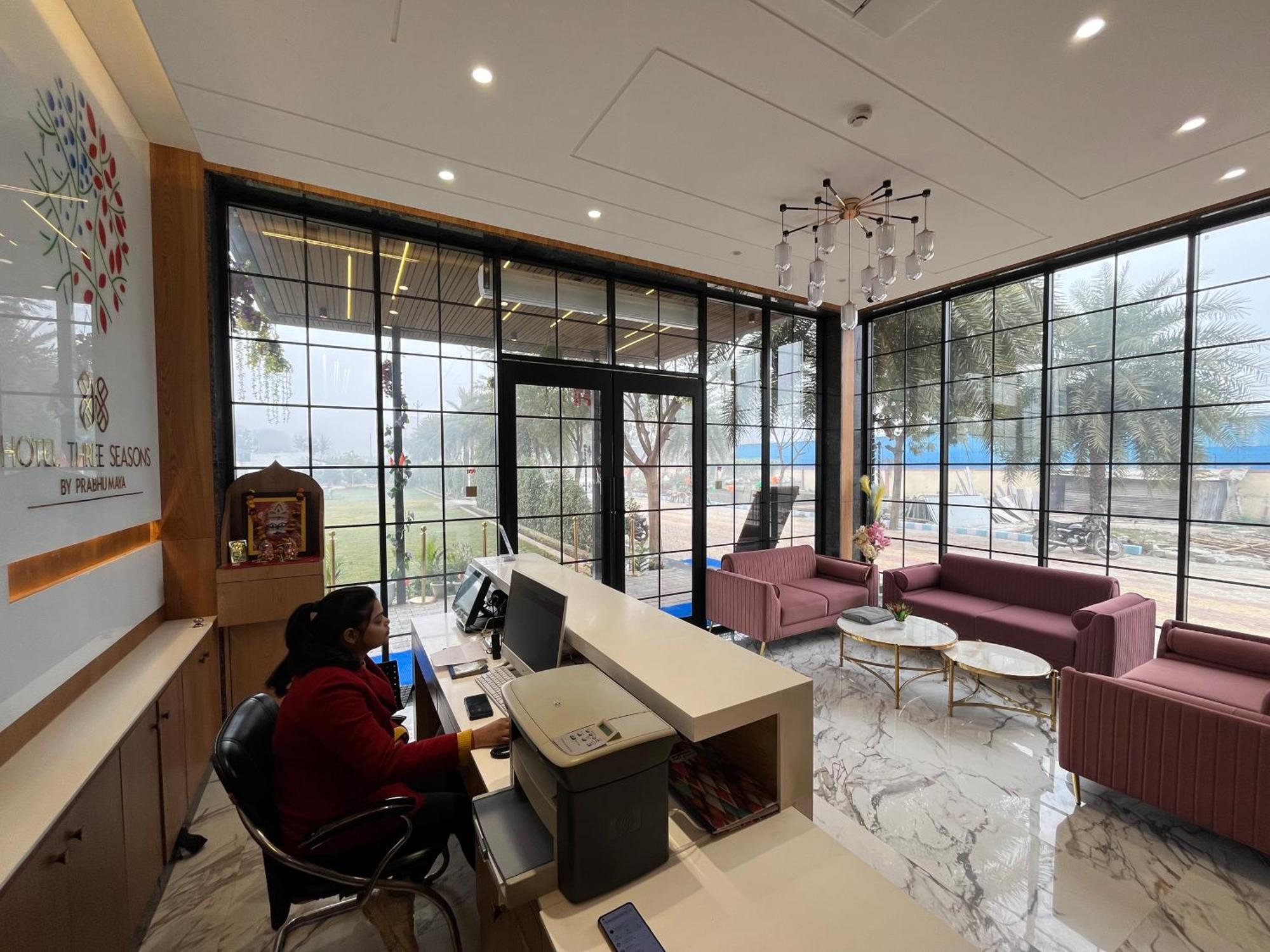 Vrindāvan Hotel Three Seasons מראה חיצוני תמונה