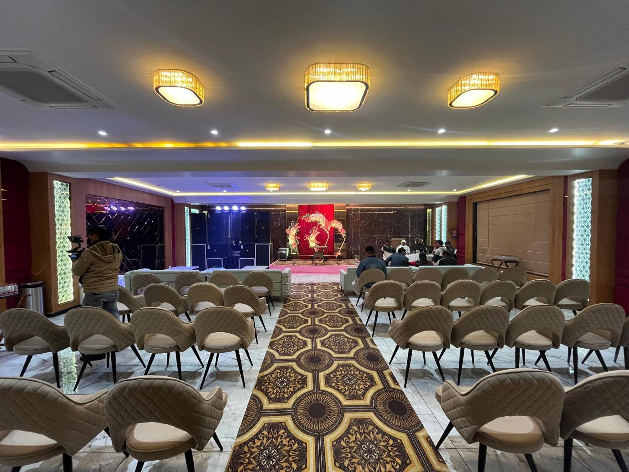 Vrindāvan Hotel Three Seasons מראה חיצוני תמונה