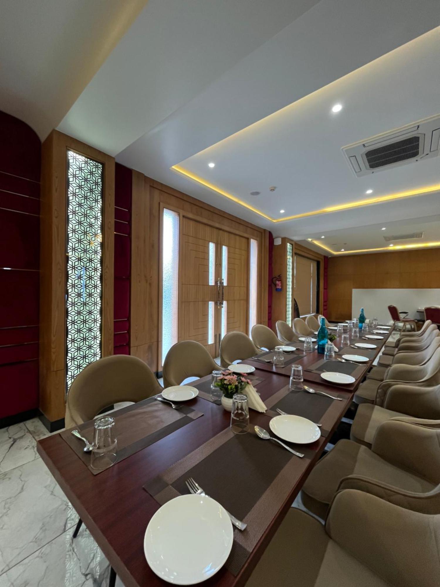 Vrindāvan Hotel Three Seasons מראה חיצוני תמונה