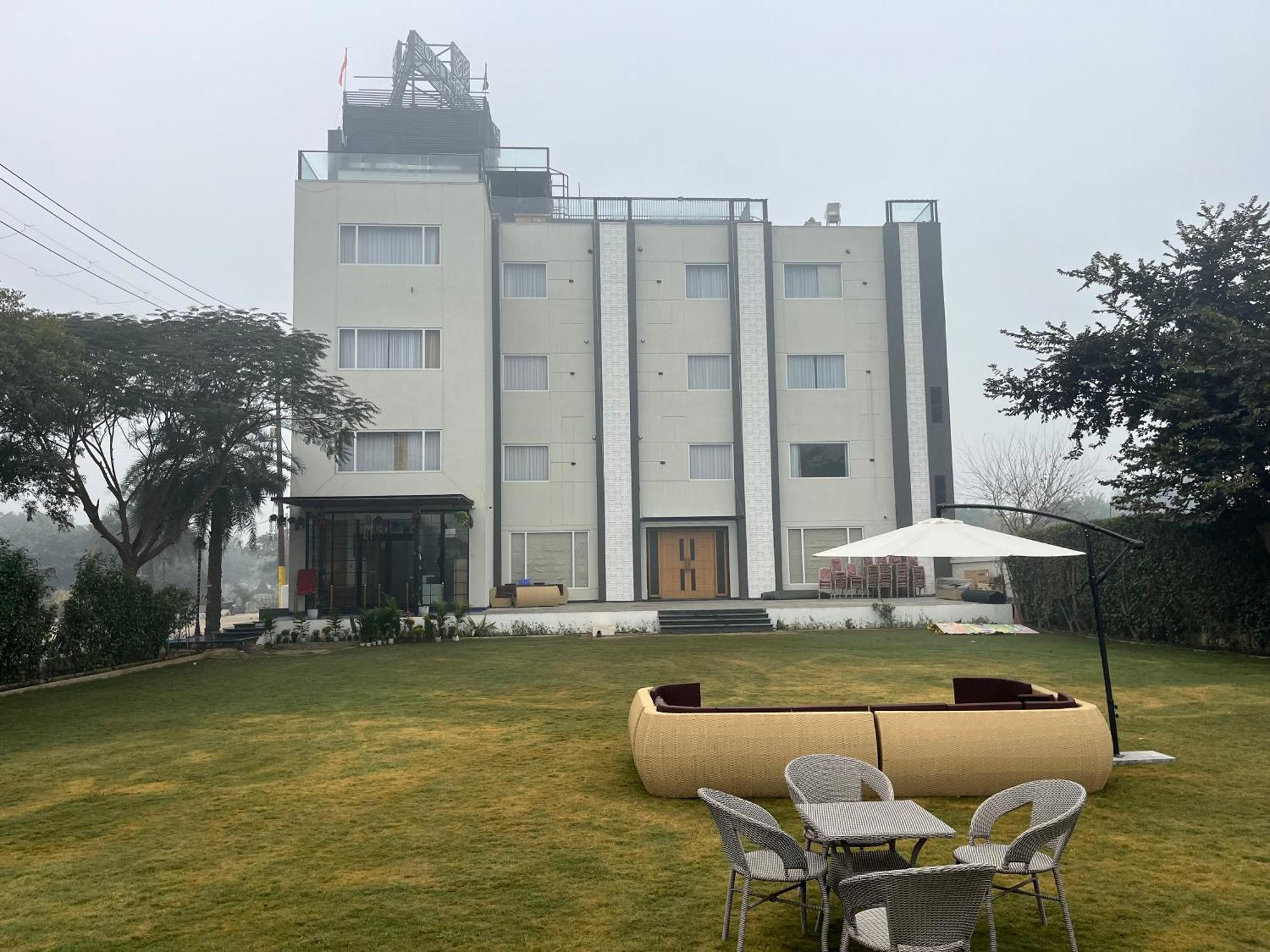 Vrindāvan Hotel Three Seasons מראה חיצוני תמונה