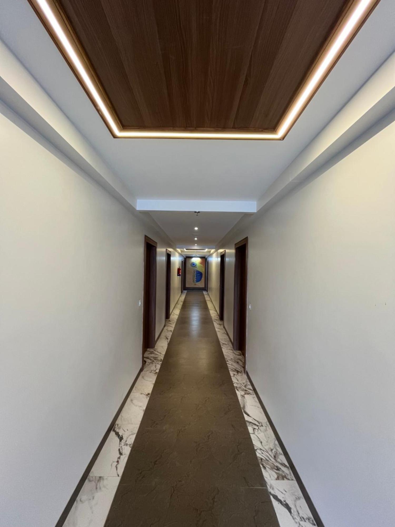 Vrindāvan Hotel Three Seasons מראה חיצוני תמונה