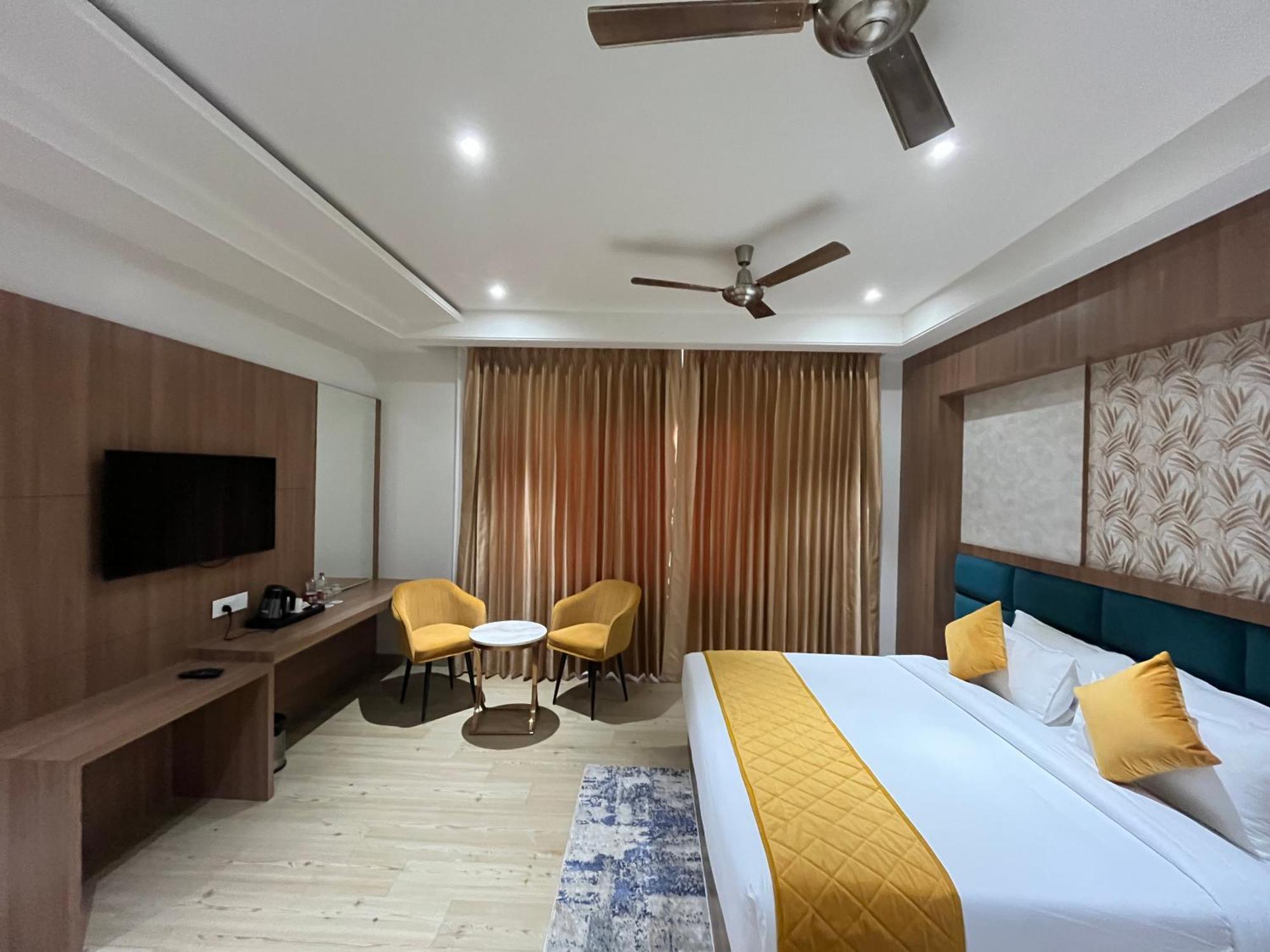 Vrindāvan Hotel Three Seasons מראה חיצוני תמונה