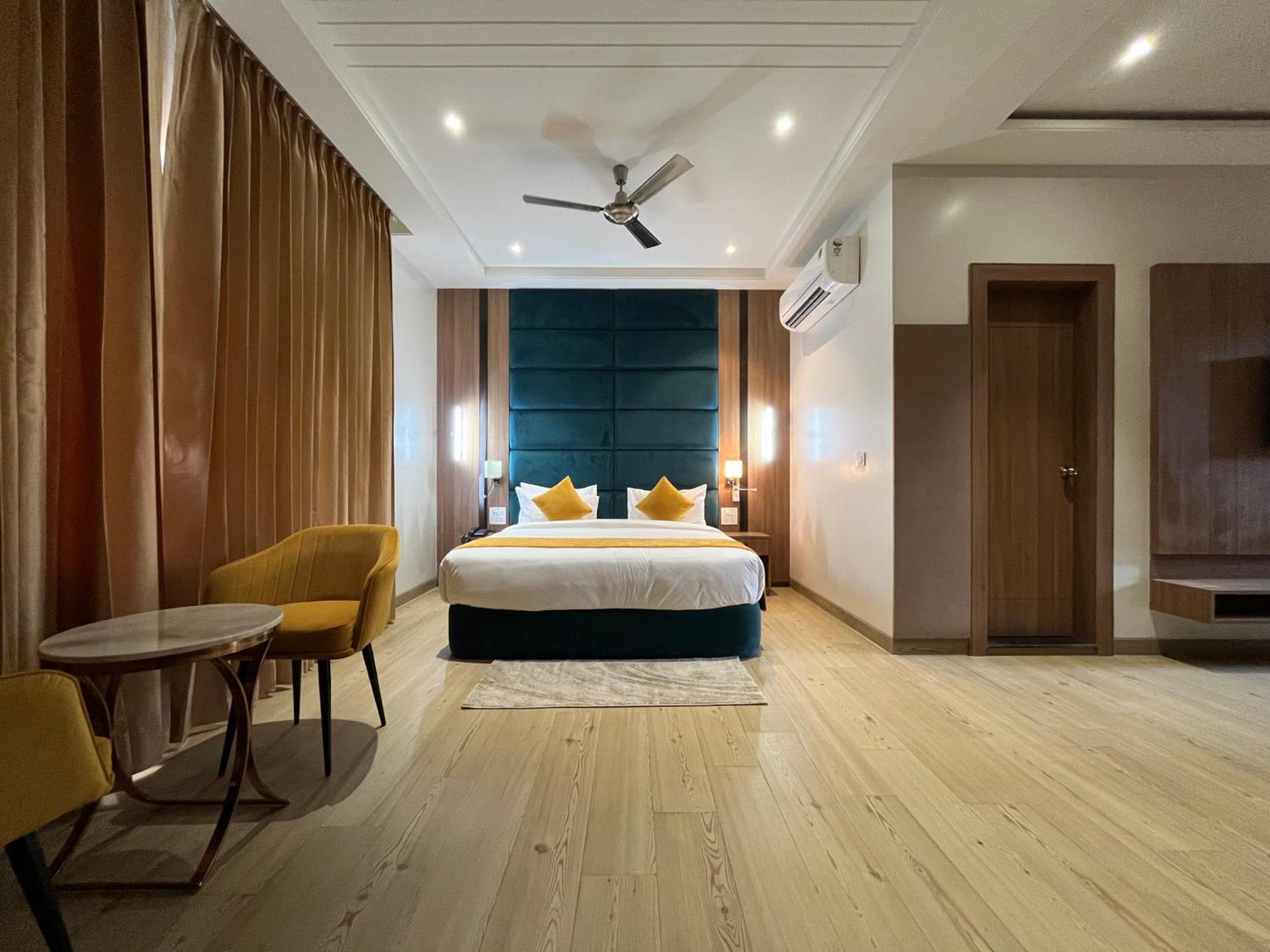 Vrindāvan Hotel Three Seasons מראה חיצוני תמונה
