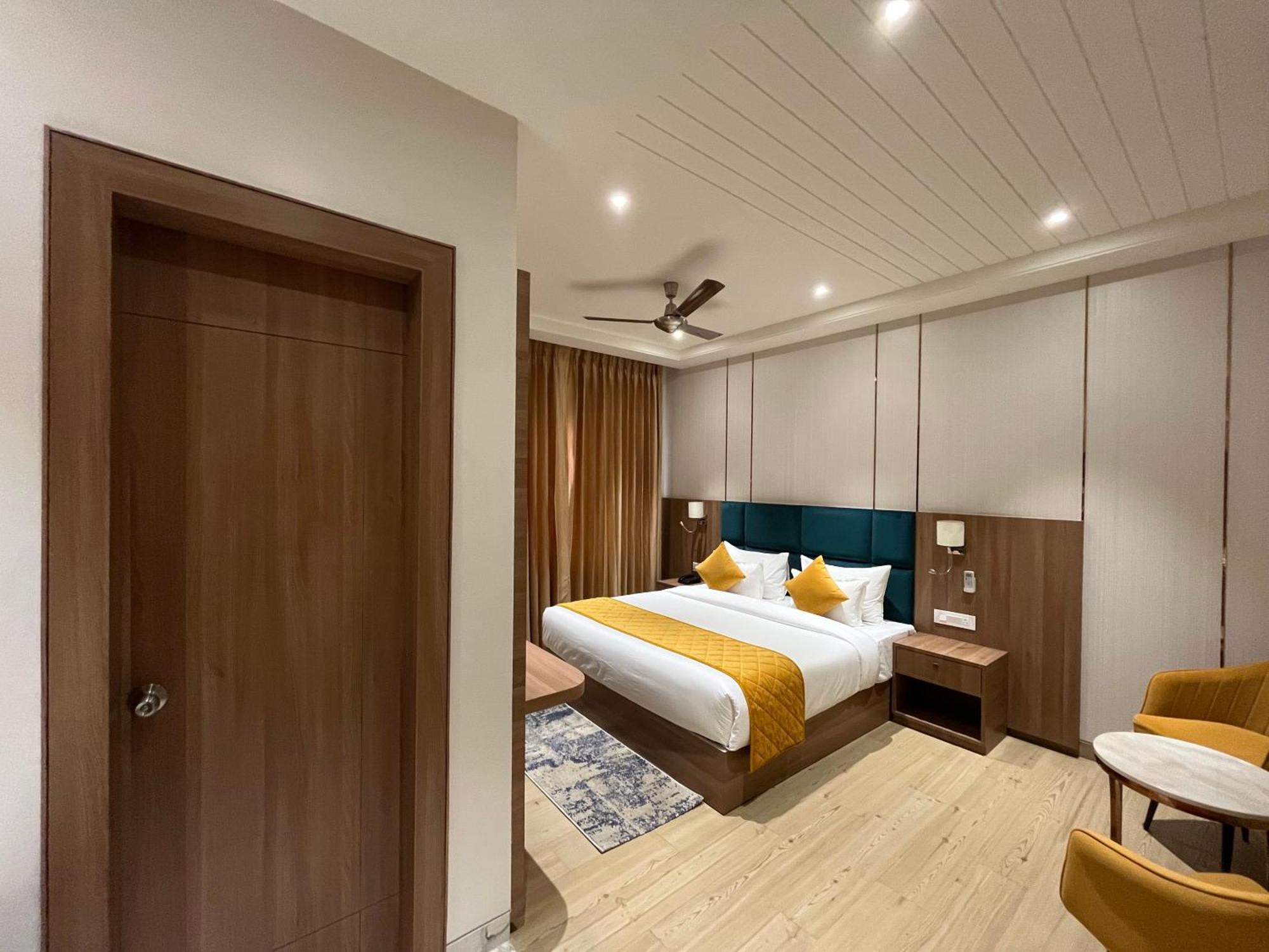Vrindāvan Hotel Three Seasons מראה חיצוני תמונה