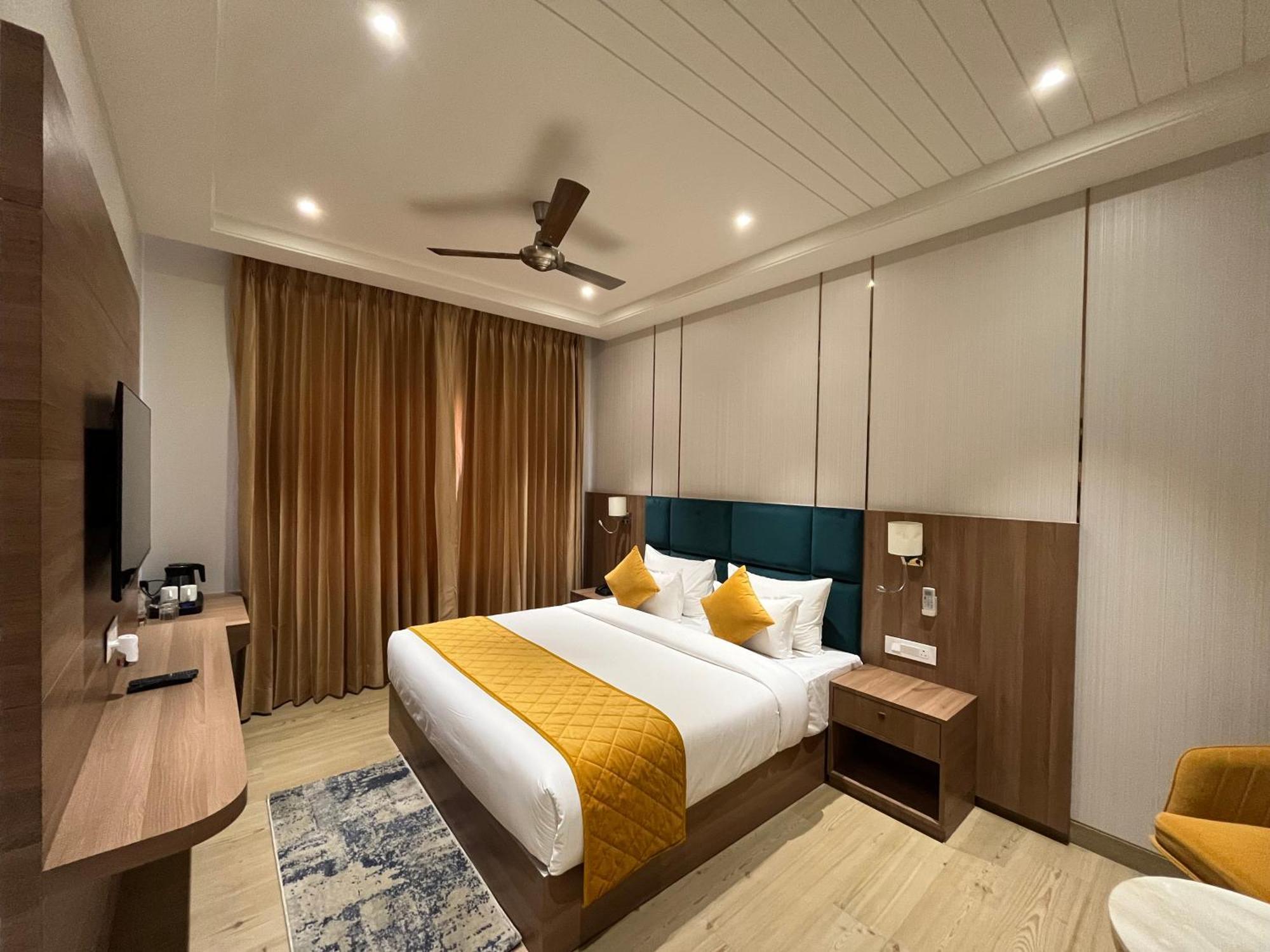 Vrindāvan Hotel Three Seasons מראה חיצוני תמונה