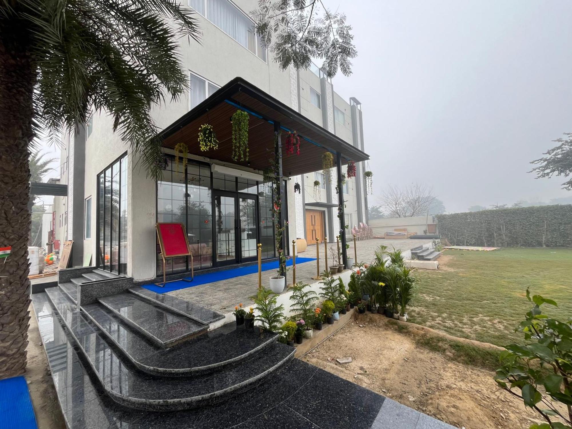 Vrindāvan Hotel Three Seasons מראה חיצוני תמונה