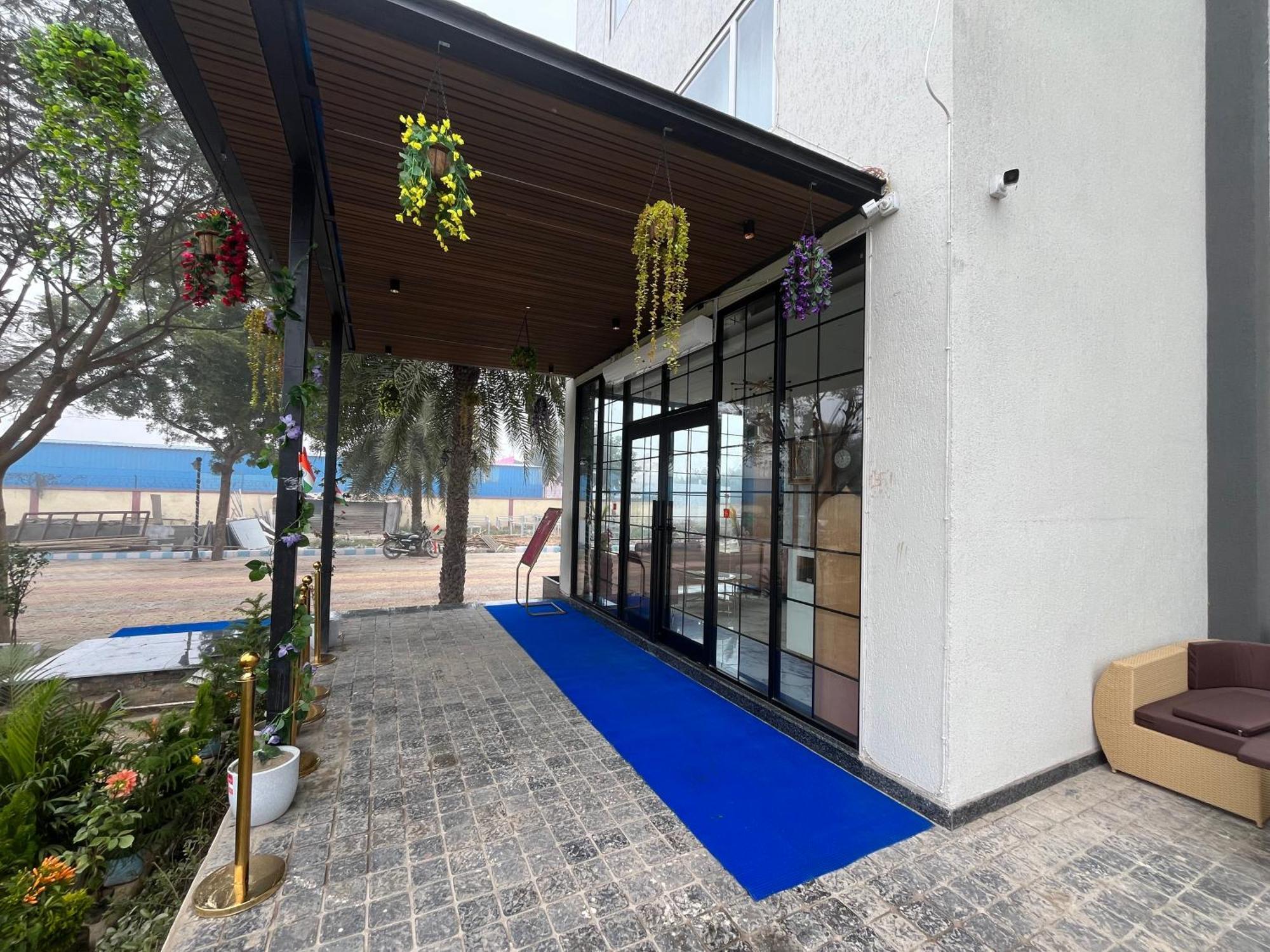Vrindāvan Hotel Three Seasons מראה חיצוני תמונה