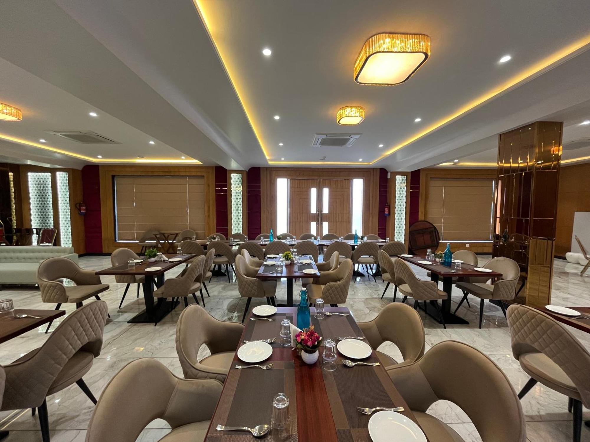 Vrindāvan Hotel Three Seasons מראה חיצוני תמונה