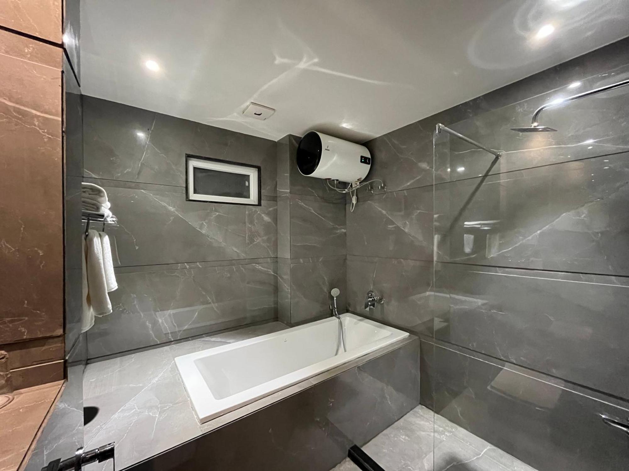 Vrindāvan Hotel Three Seasons מראה חיצוני תמונה