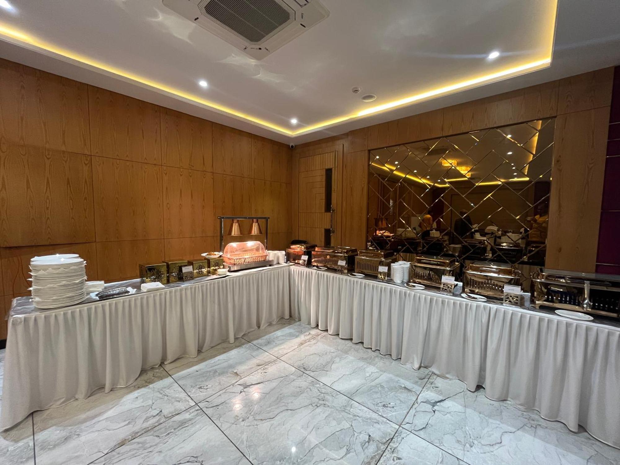 Vrindāvan Hotel Three Seasons מראה חיצוני תמונה