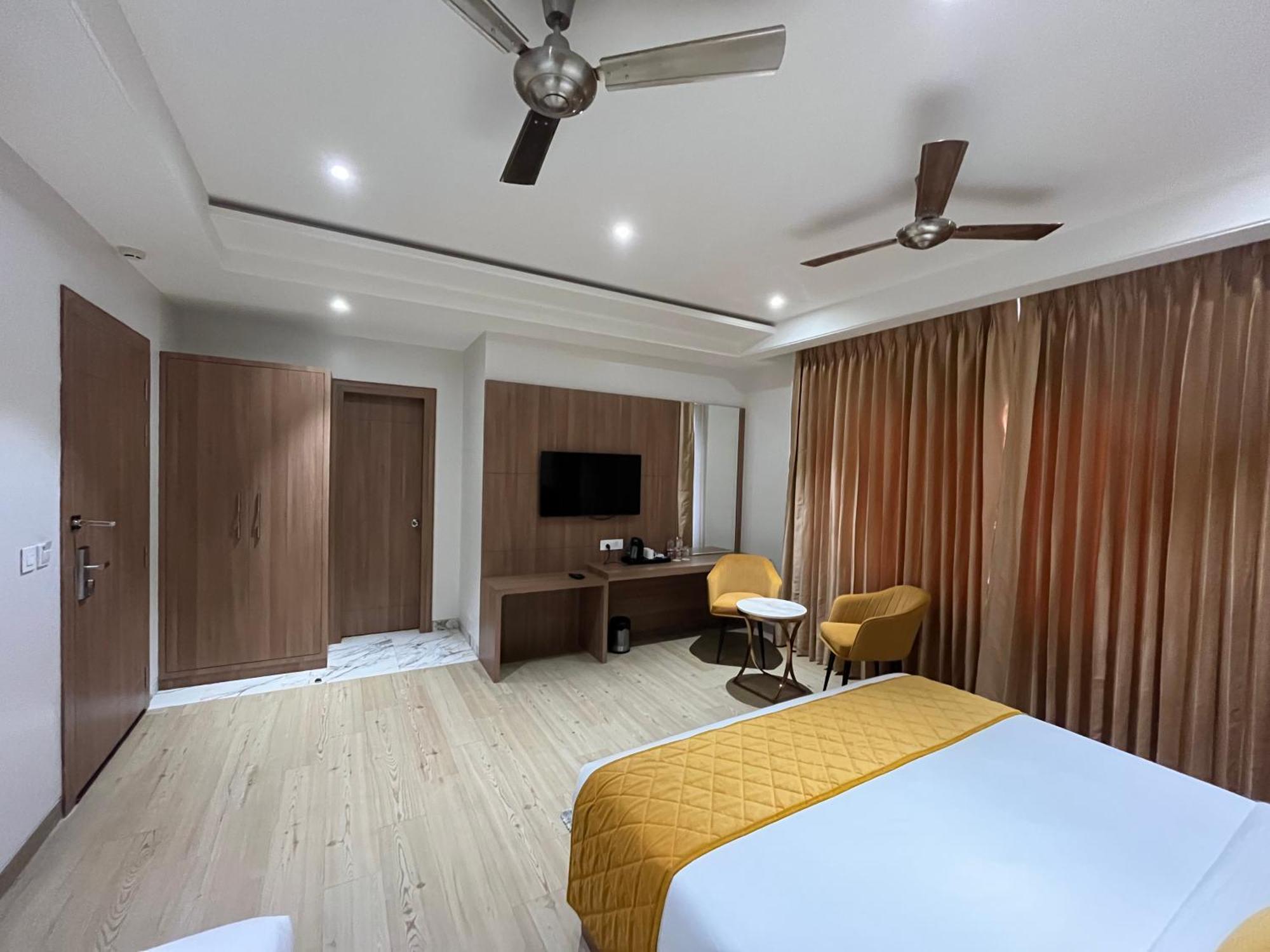 Vrindāvan Hotel Three Seasons מראה חיצוני תמונה