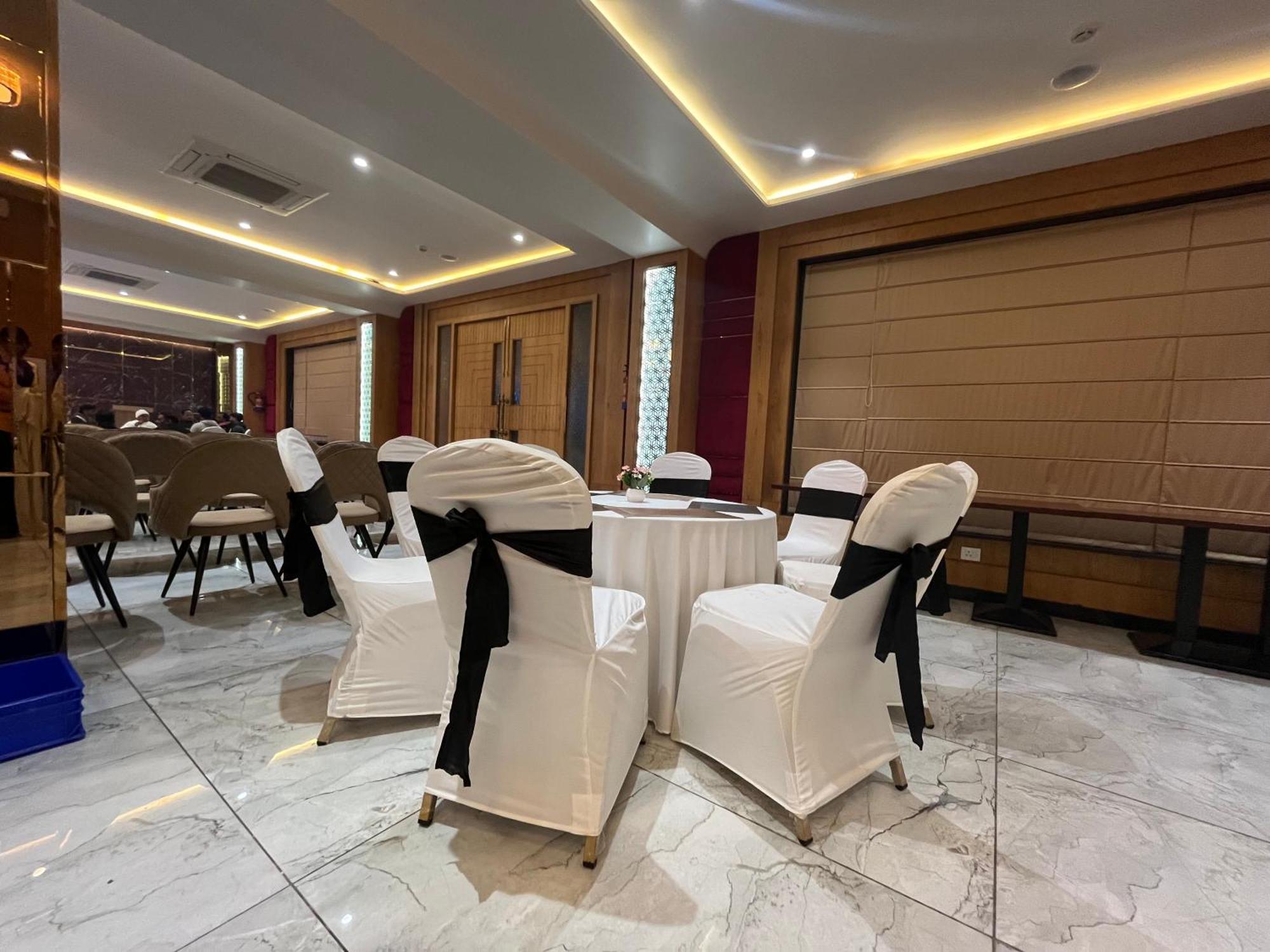 Vrindāvan Hotel Three Seasons מראה חיצוני תמונה