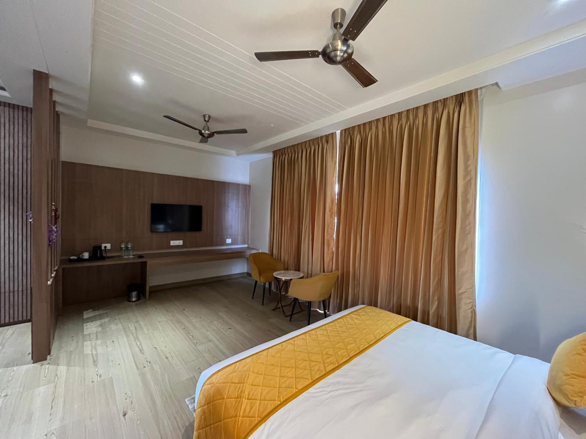 Vrindāvan Hotel Three Seasons מראה חיצוני תמונה
