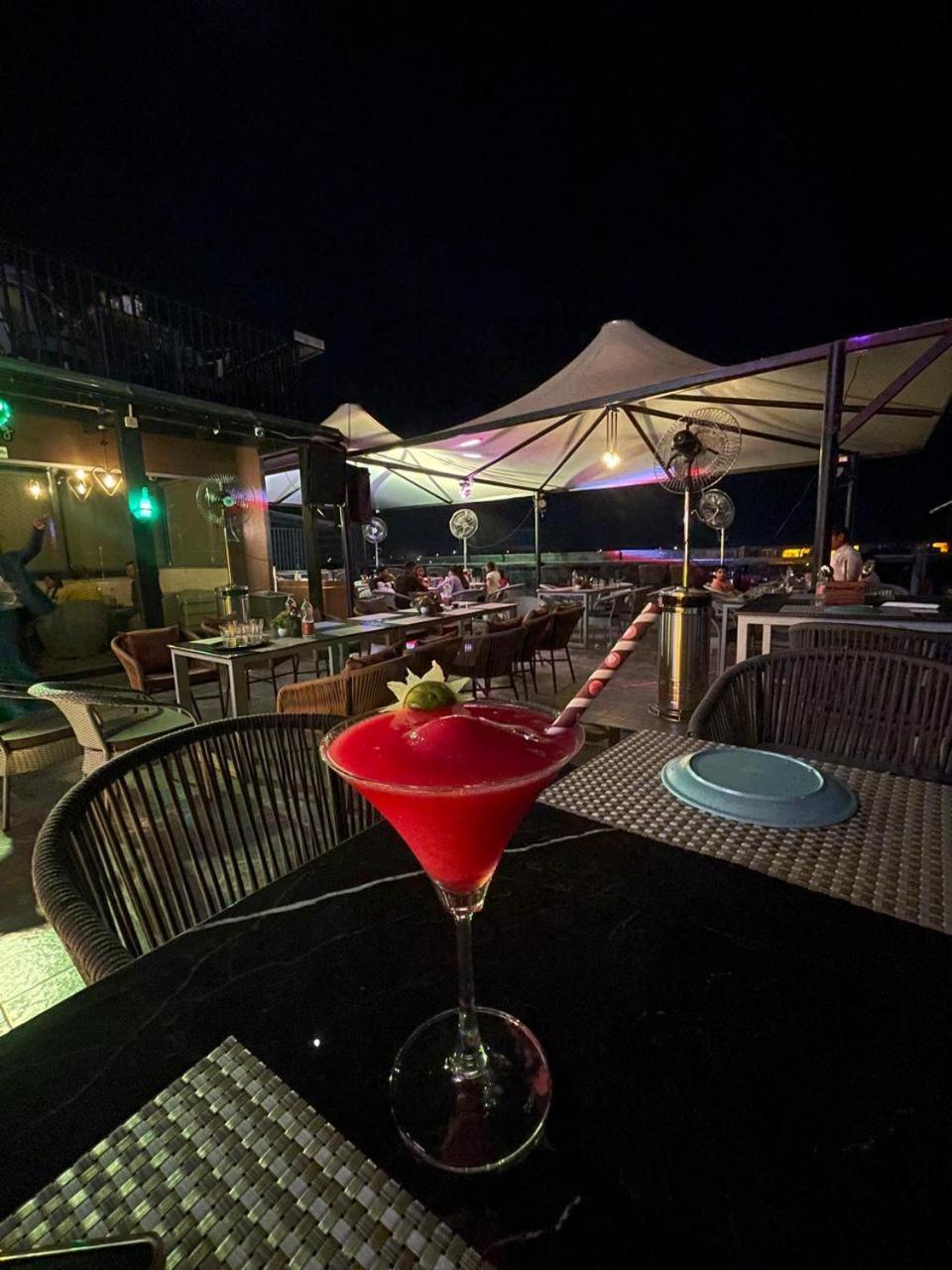 Vrindāvan Hotel Three Seasons מראה חיצוני תמונה