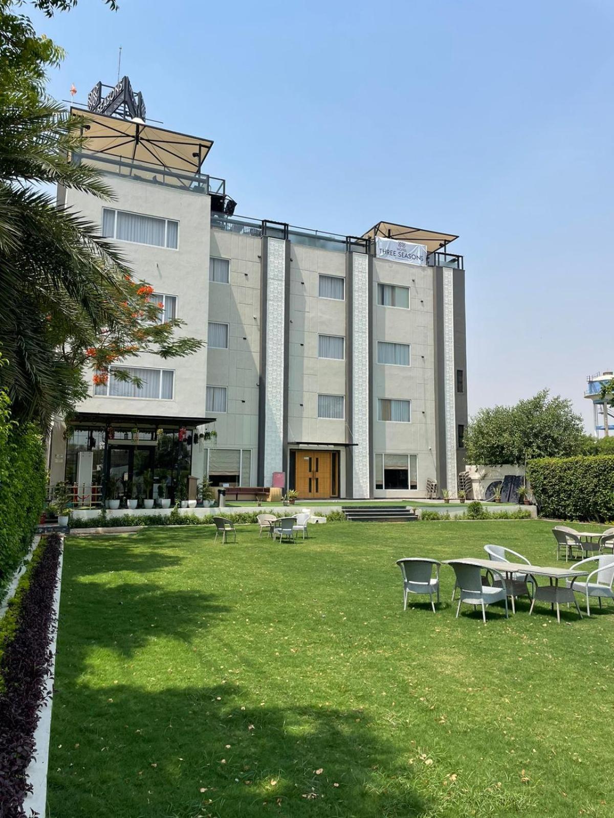 Vrindāvan Hotel Three Seasons מראה חיצוני תמונה