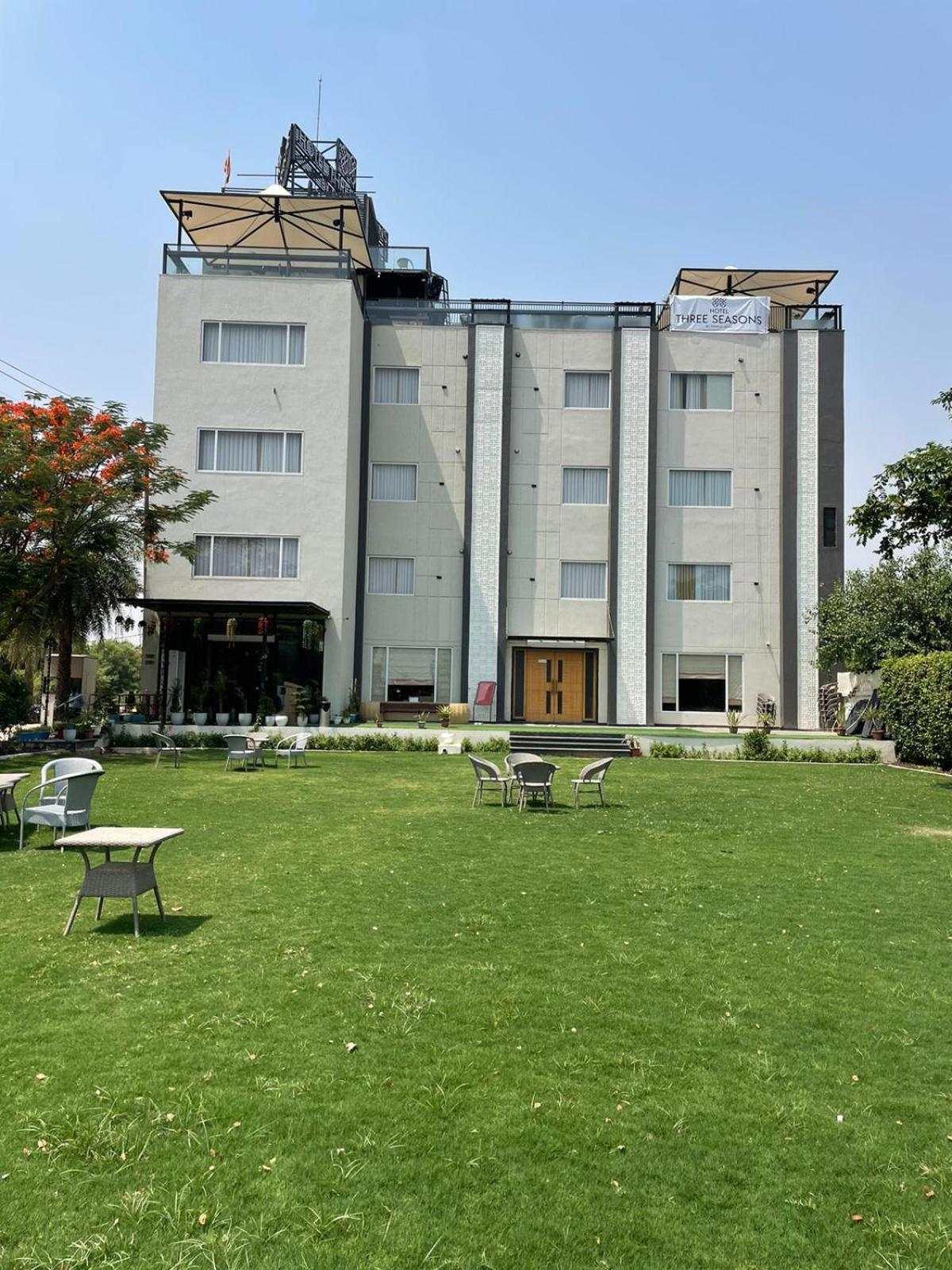 Vrindāvan Hotel Three Seasons מראה חיצוני תמונה