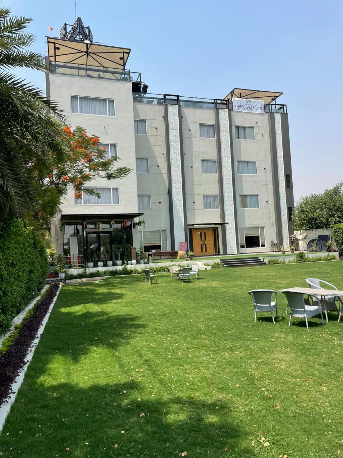 Vrindāvan Hotel Three Seasons מראה חיצוני תמונה