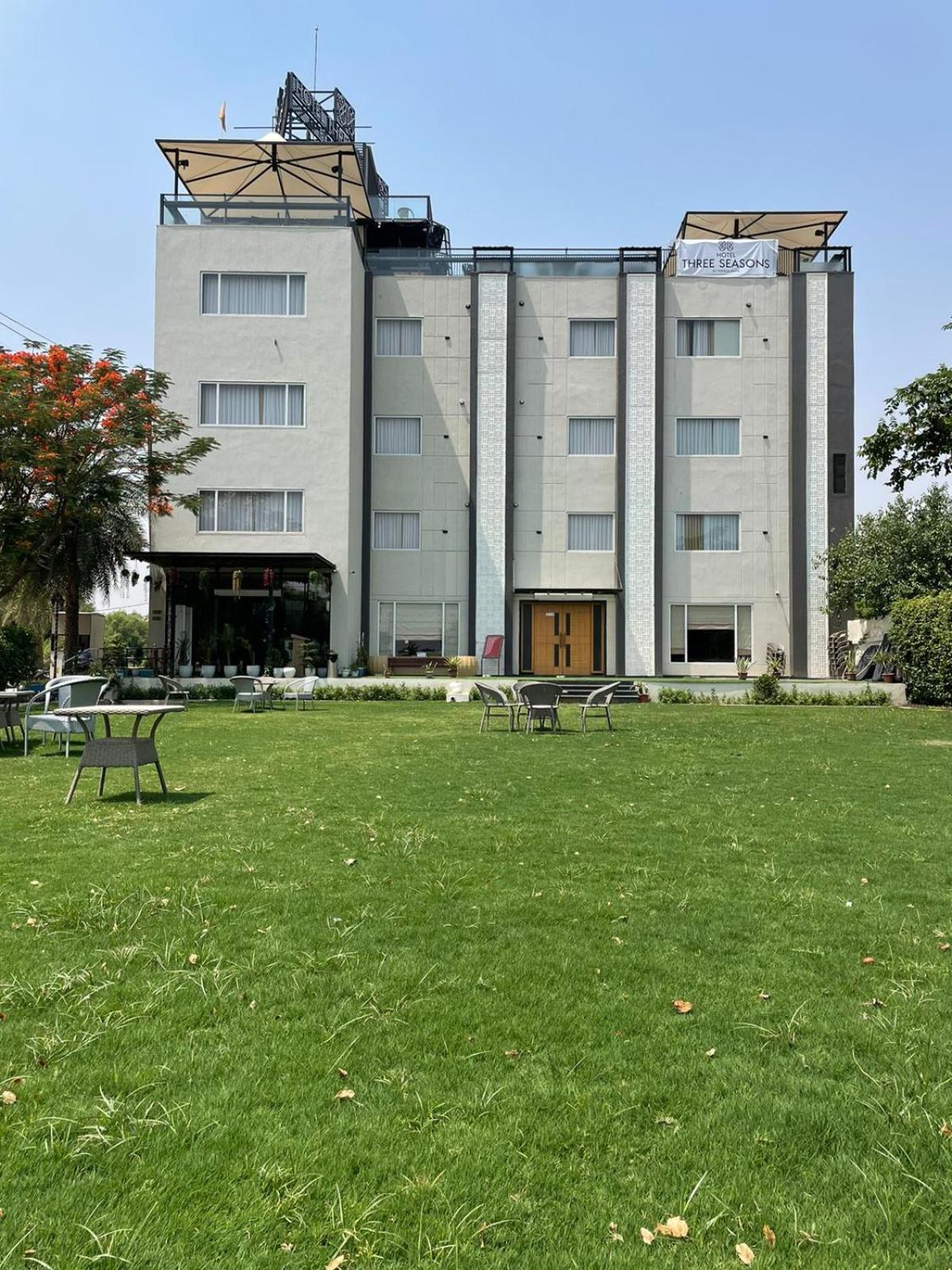 Vrindāvan Hotel Three Seasons מראה חיצוני תמונה