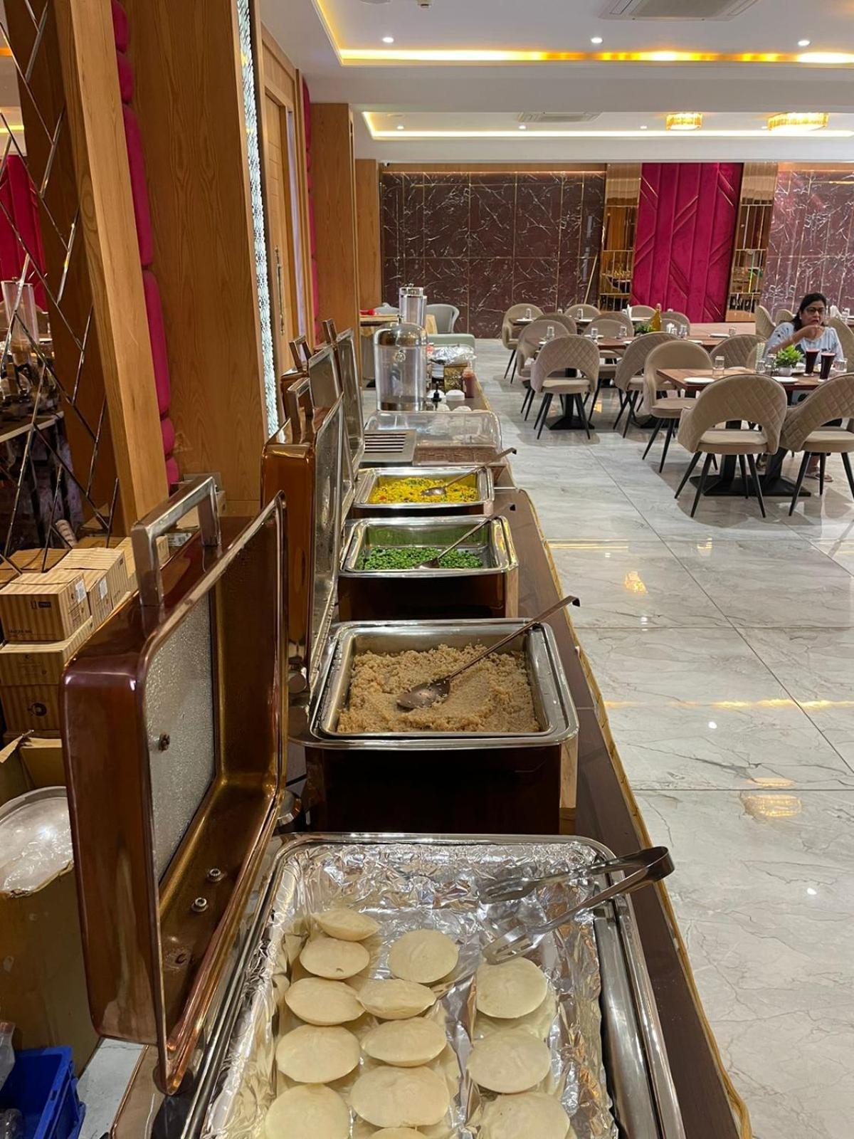 Vrindāvan Hotel Three Seasons מראה חיצוני תמונה