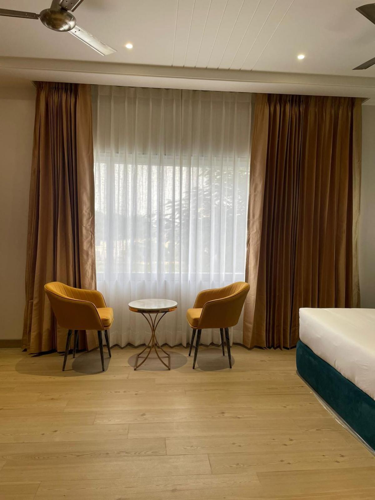 Vrindāvan Hotel Three Seasons מראה חיצוני תמונה