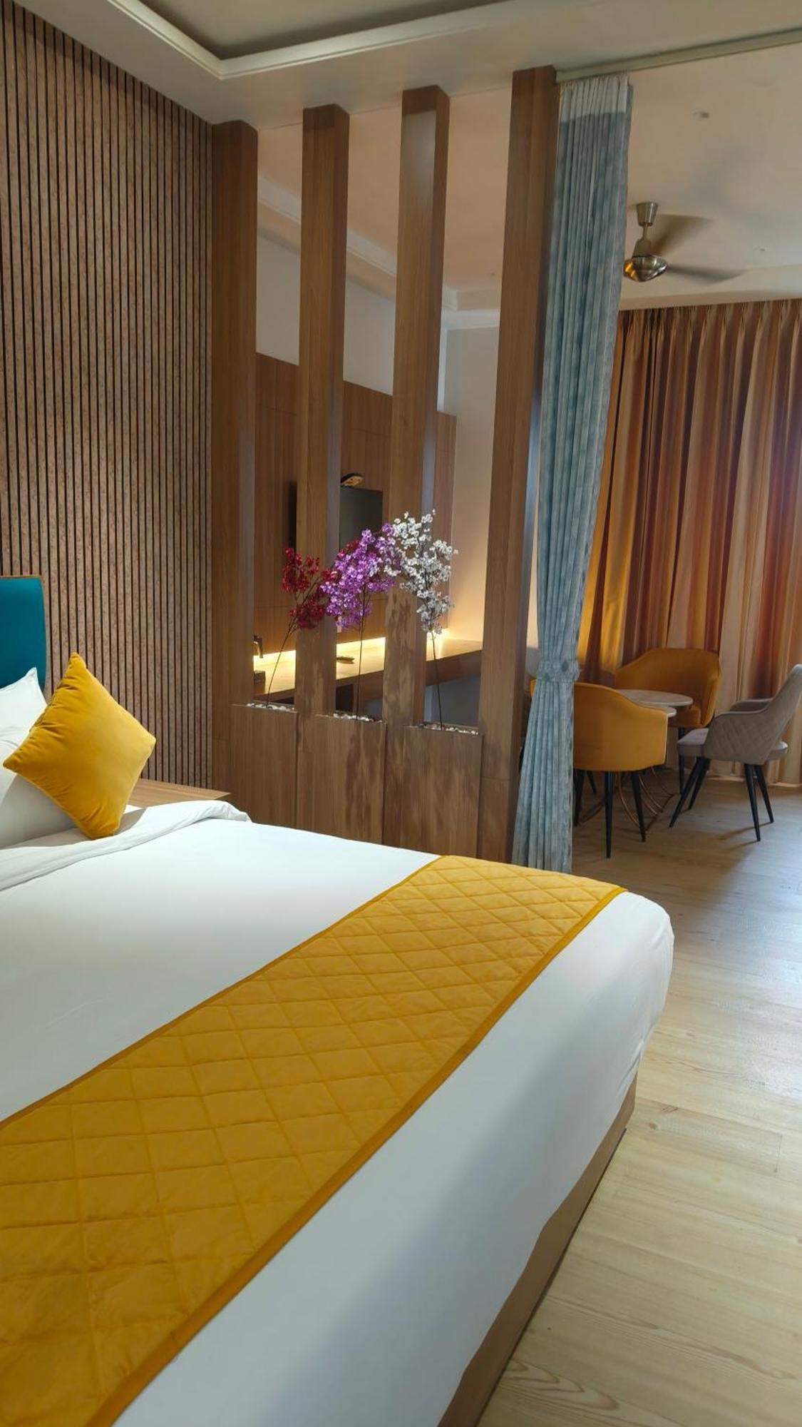 Vrindāvan Hotel Three Seasons מראה חיצוני תמונה