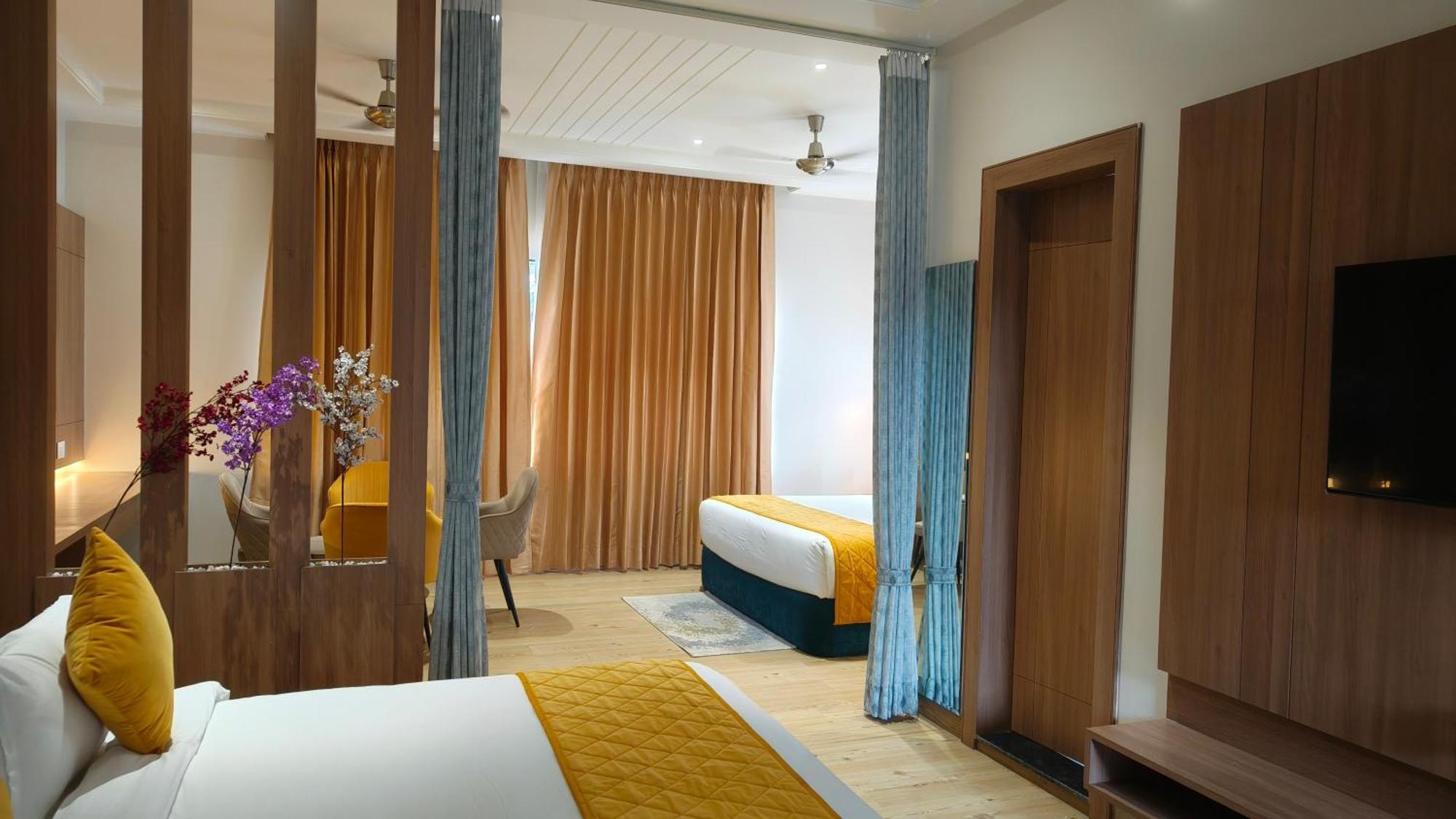Vrindāvan Hotel Three Seasons מראה חיצוני תמונה