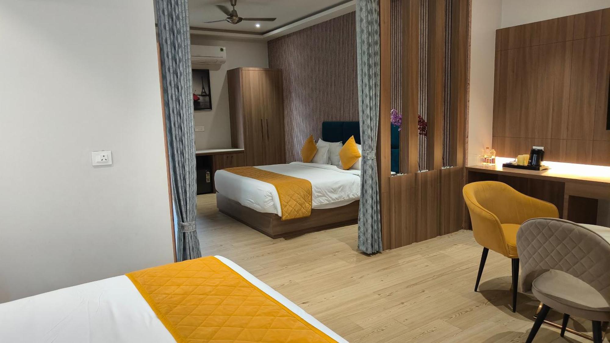 Vrindāvan Hotel Three Seasons מראה חיצוני תמונה