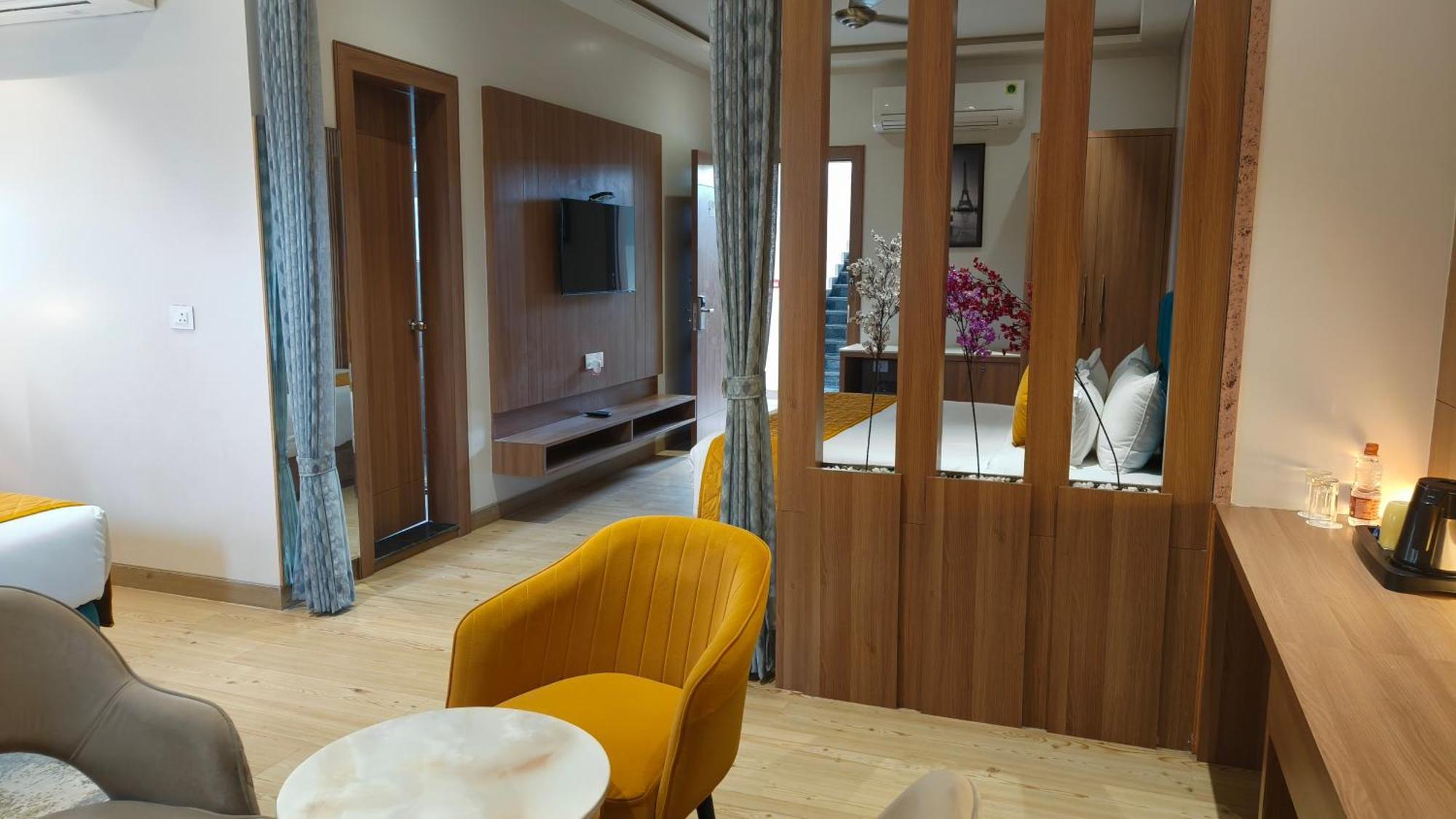 Vrindāvan Hotel Three Seasons מראה חיצוני תמונה