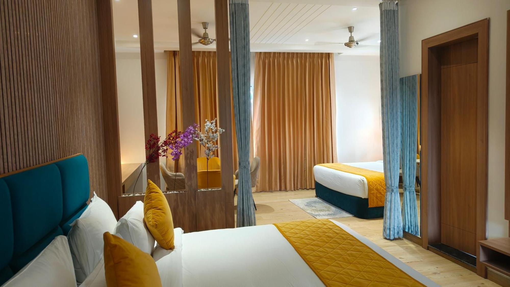 Vrindāvan Hotel Three Seasons מראה חיצוני תמונה