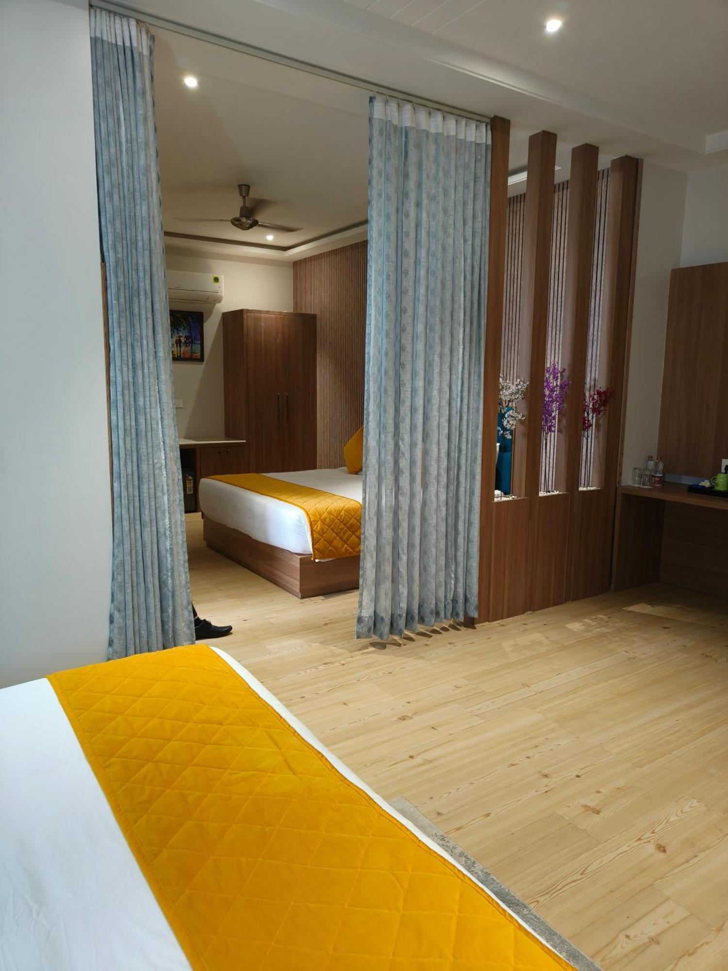 Vrindāvan Hotel Three Seasons מראה חיצוני תמונה