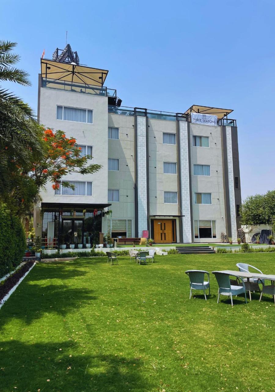 Vrindāvan Hotel Three Seasons מראה חיצוני תמונה